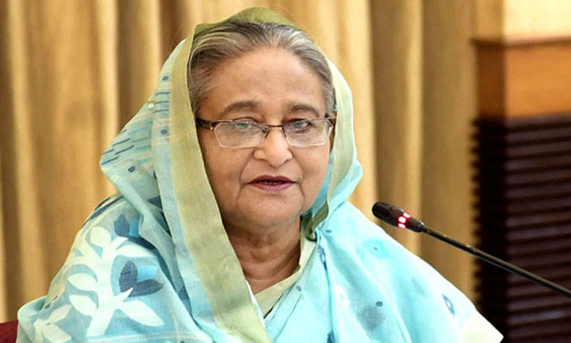 নিজস্ব প্রতিবেদন বাংলাদেশ কারো খবরদারির কাছে মাথা নত করবে না বলে মন্তব্য করেছেন প্রধানমন্ত্রী শেখ হাসিনা। আজ রবিবার (১৮ জুন) সকালে প্রধানমন্ত্রীর কার্যালয়ের শাপলা হলে স্পেশাল সিকিউরিটি ফোর্সের (এসএসএফ) ৩৭তম প্রতিষ্ঠাবার্ষিকী উদযাপন অনুষ্ঠানে এমন মন্তব্য করেন তিনি। শেখ হাসিনা বলেন, ‘বাংলাদেশের এত দ্রুত উন্নয়ন অনেকে সহ্য করতে পারছেন না বলেই নানা বাধা ও চক্রান্ত হচ্ছে। তবে এ নিয়ে ঘাবড়ানোর কিছু নেই। বাংলাদেশ কারো খবরদারির কাছে নতজানু হবে না। এটাই সরকারের সিদ্ধান্ত।’ দেশের মানুষের ভাগ্য পরিবর্তনের প্রত্যয় নিয়ে সরকার দেশ গড়ার কাজ করছে মন্তব্য করে প্রধানমন্ত্রী বলেন, ‘দেশের আর্থ-সামাজিক ক্ষেত্রে উন্নয়ন করাই সরকারের লক্ষ্য। সেই লক্ষ্য নিয়ে সরকার কাজ করছে। ইতোমধ্যে ঘরে ঘরে বিদ্যুৎ পৌঁছে দেওয়া হয়েছে।’ শেখ হাসিনা বলেন,‘বাংলাদেশের মানুষ যেন বিশ্বে মাথা উঁচু করে চলতে পারে সরকার সেই লক্ষ্য নিয়ে কাজ করছে। দেশের আর্থ-সামাজিক উন্নয়নের পাশাপাশি সশস্ত্র বাহিনীকে যুগোপযোগী করে গড়ে তোলা হচ্ছে।’ চ্যানেল আর এ নিউজ ডেস্ক