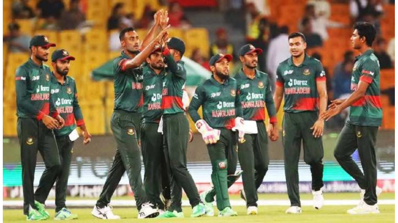 ‘ভয়ংকর শিরোনামের’ কারণে দূরে রাখা হচ্ছে ক্রিকেটারদের দুপুর ২টা থেকে অনুশীলন করার কথা থাকলেও ঘণ্টাখানেক আগেই হিমাচল প্রদেশ ক্রিকেট অ্যাসোসিয়েশন মাঠে চলে এলো বাংলাদেশ দল। আহমেদাবাদ থেকে এসে সকালেই দলের সঙ্গে যোগ দেওয়া সাকিব আল হাসানও হাজির অনুশীলনে। বিকেল পর্যন্ত চলা অনুশীলনের এক ফাঁকে টিম অপারেশনস ম্যানেজার রাবীদ ইমাম এসে জানিয়ে গেলেন দলের নেওয়া একটি সিদ্ধান্তের কথা, ‘দল সিদ্ধান্ত নিয়েছে, ম্যাচের আগের দিন ছাড়া দলের কেউ সংবাদমাধ্যমের সঙ্গে কথা বলবে না।’ আরো আগে থেকেই অবশ্য মিডিয়ার সঙ্গে দূরত্ব বজায় রেখে চলছে দল। এই বিশ্বকাপেও তা অব্যাহত রাখার কারণ কী? বিকেলে সে ব্যাখ্যা দিলেন টিম ডিরেক্টর খালেদ মাহমুদ। সংবাদমাধ্যমের কোনো কোনো অংশের শিরোনাম নিয়ে ভয় থেকেই এই সিদ্ধান্ত হয়েছে বলে জানালেন তিনি, ‘আমরা চাই ছেলেদের মনোযোগটা ক্রিকেটেই থাকুক। যেটি হয়, কোনো একটি ইন্টারভিউ থেকে কথা সংক্ষিপ্ত করে এমন একটি খবর হয়, যেটা হয়তো ছেলেটা সেভাবে বলেইনি। অনেক সময় এমন কাটা কাটা খবর হয়, ভয়ংকর শিরোনাম হয়। ছেলেরা তাতে বিব্রত হয়। যেহেতু আমাদের ফোকাস বিশ্বকাপ খেলার দিকেই, তাই আমরা সিদ্ধান্ত নিয়েছি কেবল ম্যাচের আগের দিন একজনই কথা বলুক।’