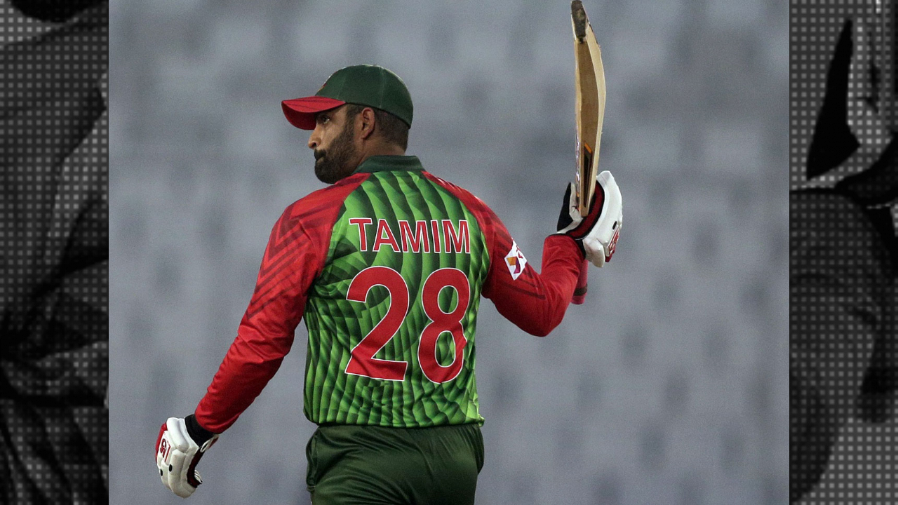 তামিমের বিশ্বাস, বিশ্বকাপে বাংলাদেশ জিতবে লাল রঙের পলো শার্ট পরা, কানে হেডফোন, হাতে মোবাইল- পুরো মনোযোগ মোবাইলের স্ক্রিনে। ঠিক এমন একটি ছবি গত ২৪ সেপ্টেম্বর সামাজিক মাধ্যমে পোস্ট করেছিলেন তামিম ইকবাল। ক্যাপশন দিয়েছিলেন, ‘আমার খুব ফেভারিট একটা গান- অর্থহীনের ‘চাইতে পারো’। এটা যখনই শুনি চার্জড-আপ হয়ে যাই। এই গানটা আর কার-কার ভালো লাগে?’ এমন খুশিমাখা ছবিটা বিষাদে রূপ নিতে সময় লাগেনি। পুরো ফিট না হওয়ার কারণে তাকে বাদ দিয়েই বিশ্বকাপের দল ঘোষণা করতে হয়েছে নির্বাচকদের। তামিমের করা পোস্টে অর্থহীন ব্যান্ডের পেজ থেকে কমেন্ট করা হয়, ১ অক্টোবর চমক দেখানোর মতো কিছু একটা করবে তারা। ঠিকই পহেলা অক্টোবর মোবাইল নেটওয়ার্ক অপারেটর রবির অর্থায়নে অর্থহীন ব্যান্ড একটি বিশ্বকাপ থিম সং প্রকাশ করে। সেটিই বুধবার নিজের ফেসবুক পেজে শেয়ার দিয়ে তামিম বাংলাদেশের জন্য শুভকামনা জানিয়েছেন। পোস্টে তামিম লিখেছেন, ‘সময় এসেছে, বাংলাদেশে এবার, পারবে তুমিও জিতে যেতে, আশা আছে সবার। শুধু আশা না, বাংলাদেশ দল এবার জিতবে, এটা আমার বিশ্বাস।’ রবির অর্থায়নে অর্থহীন ব্যান্ডের করা থিম সংটি তুমুল সাড়া ফেলেছে দর্শক মহলে। অর্থহীনকে ধন্যবাদ দিয়ে তামিম আরও লিখেছেন, ‘ধন্যবাদ অর্থহীন, ধন্যবাদ রবি এমন দারুণ একটা গান উপহার দেওয়ার জন্য। আর বাংলাদেশ দল, তোমাদের জন্য অসংখ্য অসংখ্য শুভকামনা ও ভালোবাসা।’ দেশের ক্রিকেটের দুই বড় নাম সাকিব আল হাসান ও তামিম। কাঁধে কাঁধ রেখে বাইশ গজে দেশকে বহু জয় এনে দিয়েছেন তারা। তাদের বন্ধুত্বটাও দেড় দশকের মজবুত বাঁধনে আবদ্ধ। তবে এবারের বিশ্বকাপে তামিমের না থাকা ইস্যুতে রীতিমতো বিভক্ত হয়েছেন ক্রিকেট সমর্থকরা। কেউ কেউ তো তামিমের না থাকার পেছনে সাকিবের হাত আছে বলে মনে করছেন। যদিও এক ভিডিও বার্তায় তামিম জানিয়েছেন, বোর্ড প্রধান নাজমুল হাসান পাপনের যুক্তিহীন প্রস্তাবের কারণেই তিনি বিশ্বকাপ থেকে সরে গেছেন। সাকিবকে নিয়ে তামিম কিছু বলেননি। তবে টি স্পোর্টসে দেওয়া এক সাক্ষাৎকারে তামিমের দেশপ্রেম নিয়ে প্রশ্ন তুলেছেন সাকিব। এসব কিছু ছাপিয়ে গেলো বুধবার প্রকাশিত এক বিজ্ঞাপনচিত্রকে ঘিরে। নগদের বিজ্ঞাপনে বাংলাদেশর সেরা দুই ক্রিকেটারকে একসঙ্গে দেখা গেছে। আজ বুধবার (৪ অক্টোবর) নতুন একটি বিজ্ঞাপন প্রচার করে নগদ। সেই বিজ্ঞাপনে লেখা, ‘দেশের জন্য আমরা সবাই এক। মাঠে বা মাঠের বাইরে থেকে, বিজয়ের স্বপ্ন বুকে ধারণ করে আওয়াজ তোলা হোক আরও একবার। আমরা বিশ্বাস করি, স্বপ্ন ও সাহস থাকলে সব সম্ভব!’ ভিডিওতে দেখা যায়, ড্রেসিংরুমে নিজের মোবাইল খুঁজছেন সাকিব। বেঞ্চের ওপর থাকা তোয়ালে নীরবে সরিয়ে এক কোণে গিয়ে বসেন তামিম। তোয়ালের নিচেই ছিল সাকিবের ফোন। সাকিব একটু পর দেখতে পেয়ে ফোনটি হাতে নেন। কিছুক্ষণ পর তামিমের ফোনে একটি মেসেজ আসে। নগদ থেকে সাকিব ৩০ টাকা রিচার্জ দিয়েছেন তামিমকে। তামিম অবাক হন। নিজে নিজেই বলে ওঠেন, ৩০ টাকা? দূর থেকে সাকিব তখন তামিমকে বলেন, ‘ফতুল্লায় একটা ম্যাচ শেষে রিকশায় করে ফেরার পর ৩০ টাকা রিকশা ভাড়া দিয়েছিলি। সেটি শোধ করলাম।’ এরপর কথা জমে দুজনের। পুরোনো কথা মনে করে স্মৃতিকাতর হয়ে ওঠেন তারা। নগদের করা এই ভিডিও শেয়ার করেই তামিম লিখেছেন, ‘বাংলাদেশের জন্য সাথে আছি সবসময়।’ আগের চারটি বিশ্বকাপে তামিমকে সতীর্থ হিসেবে পেলেও এবার বিশ্বকাপে তাকে ছাড়াই মাঠে নামতে হবে সাকিবকে। দলের সঙ্গে না থাকলেও শুভকামনা জানাতে ভুল করেননি বাংলাদেশের সেরা এই ওপেনার।