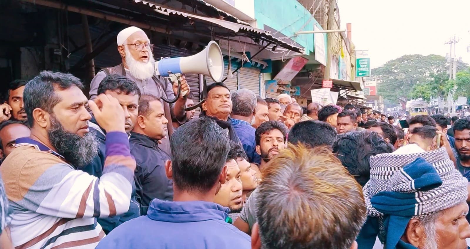 বাগেরহাটের মোল্লাহাটে উপজেলা বিএনপি'র সমাবেশ অনুষ্ঠিত হয়েছে। সমাবেশ চলাকালীন বিবাদমান দুটি গ্রুপের সংঘর্ষ এড়াতে উপজেলা প্রশাসন ১৪৪ ধারা জারি করে। মঙ্গলবার (৩'রা ডিসেম্বর) বিকালে উপজেলা বিএনপি'র আয়োজনে একুশে আগস্ট গ্রেনেড হামলা মামলায় তারেক রহমানকে আদালত অব্যাহতি দেওয়ায় এ আনন্দ সমাবেশ অনুষ্ঠিত হয়। সমাবেশে বক্তব্য দেন উপজেলা বিএনপির ভারপ্রাপ্ত আহ্বায়ক শিকদার জামাল উদ্দিন, সদস্য সচিব মো: জাহিদুল ইসলাম মিয়া, সাবেক সভাপতি চৌধুরী সেলিম আহমেদ, সাবেক সাধারণ সম্পাদক শেখ শাহেদ আলী।