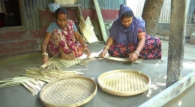 ঝিনাইদহ কালিগঞ্জে প্লাস্টিকের ব্যবহার বাড়ায় হারিয়ে যাচ্ছে অতীতের বাঁশ বেতের শিল্পকলা, আর্থিক সংকটে শিল্পীরা। একসময় বাড়ির বেশিরভাগ জিনিসপত্রই বাঁশ বেত কিংবা কাঠের তৈরি উপাদান ছিল। বর্তমানে বাজারে বেড়েছে প্লাস্টিকের জিনিসপত্রের চাহিদা। সময়ের পরিবর্তনে বাঁশ ও বেত শিল্পের জায়গা দখল করেছে প্লাস্টিক। আধুনিকতার ছোঁয়ায় প্রাচীন শিল্পের অন্যতম বাঁশ বেত শিল্প বিলুপ্তির পথে। বর্তমানে প্লাস্টিকের তৈরি গৃহস্থের সরঞ্জাম তৈরি হওয়ায় বাঁশের তৈরি পণ্যের আর কদর নেই বললেই চলে। এতে এসব কুটিরশিল্পের সঙ্গে জড়িতরা তাদের জীবিকার মাধ্যম হারাতে বসেছে। ধুঁকছে অর্থনৈতিক সংকটেও। এ কারণে অনেকে তাদের পেশাও বদল করেছেন। ঝিনাইদহ কালীগঞ্জের বিভিন্ন গ্রামে গ্রামে গিয়ে দেখা যায়, বাঁশ থেকে চটা বের করে নিপুণ হাতের কারুকাজে স্বপ্ন বুনছেন ঋষি সম্প্রদায়ের কৃষ্ণ দাস, প্রভাস দাস, রানী দাস। কৃষিনির্ভর এলাকাটিতে তারা বারোমাসই এই পণ্য তৈরি করেন। এতে তারা বর্তমানে শ্রমের দাম না পেলেও বংশপরম্পরায় বাঁশের পণ্য বানানোই তাদের নেশা। তাই এখনও কুটিরশিল্পের এই কাজটি তাদের করতে দেখা গেছে। ঋষি সম্প্রদায়ের কৃষ্ণ দাস, রানী দাস বলেন, যুগ যুগ ধরে বাঁশের কুলা-ডালা ও চালনসহ নানা ধরনের পণ্য নিজেদের হাতে তৈরি করে জীবিকা নির্বাহ করে আসছিলাম আমরা। কিন্তু বাজারে প্লাস্টিকের পণ্যের দাম কম হওয়ায় এবং বাঁশের দাম বেড়ে যাওয়ায় আমাদের তৈরি পণ্যের কদর দিন দিন কমে যাচ্ছে। বর্তমানে অনেক পরিবার শখ করে বাঁশ দিয়ে তৈরি কিছু পণ্য গৃহস্থালির কাজের ব্যবহার করছেন, তাই এখনো এ শিল্পীটি টিকে আছে। এ অবস্থায় আমরা তেমন ভালো নেই। খেয়ে না খেয়ে আমাদের জীবন চলছে। সরকার যদি আমাদের পুঁজি ব্যবস্থা করে দেয়, তাহলে আমরা অন্য ব্যবসা করে একটু ভালোভাবে চলতে পারব। সারা দেশে এমন অনেক মানুষ আছে যারা এ শিল্পের সঙ্গে জড়িত। বর্তমানে প্লাস্টিকের ভিড়ে তারা তাদের জীবিকার একমাত্র বাহন হারাতে বসেছে। কেউ কেউ অন্য পেশায় যেতে পারলেও অনেকেই উপযুক্ত পেশা খুঁজে পাচ্ছেন না। তাই তাদের দাবি এ শিল্পকে বাঁচিয়ে রাখা হোক, যাতে শিল্পও টিকে থাকে তারাও জীবিকা নির্বাহ করতে পারে।