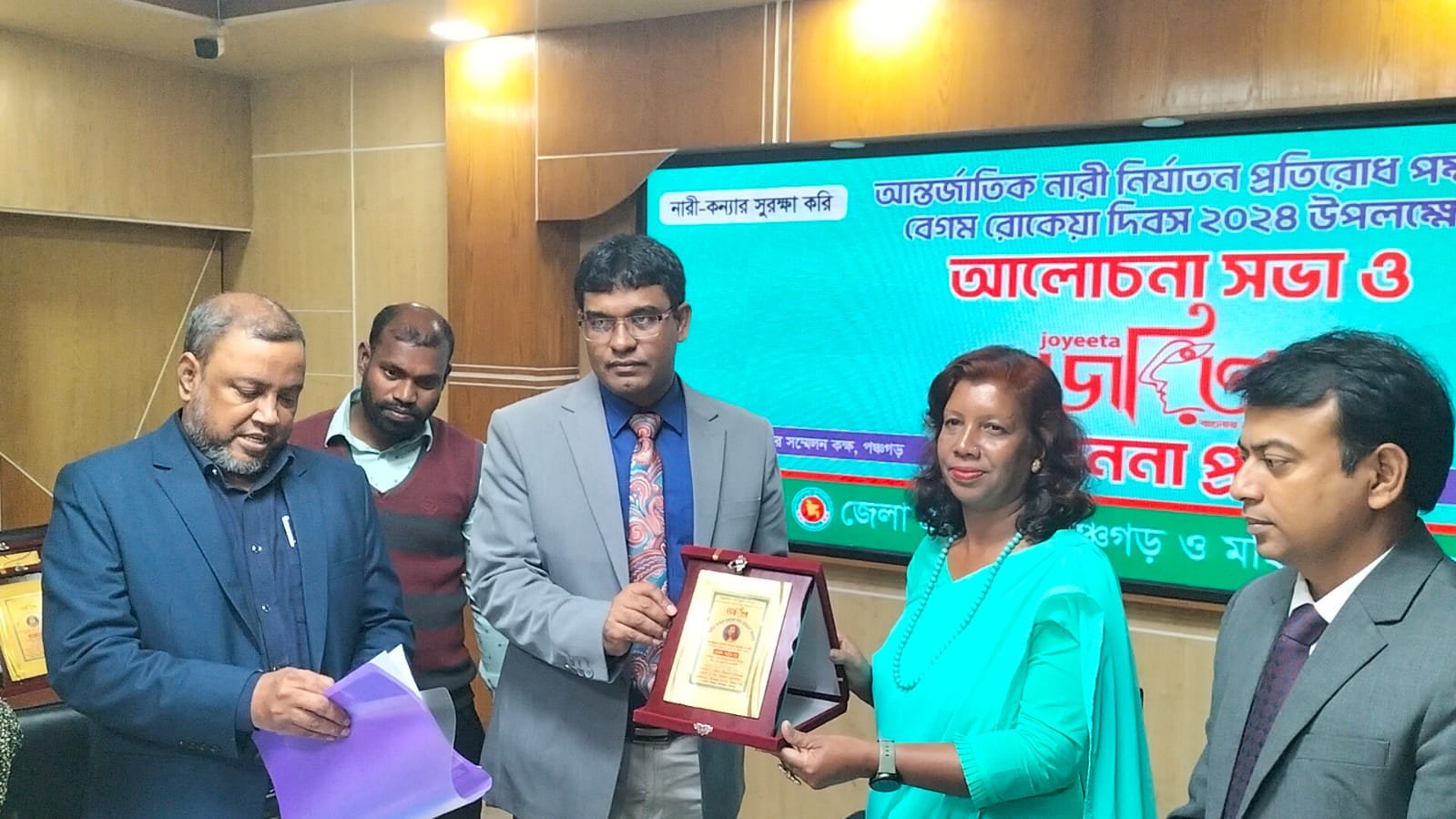 পঞ্চগড় পৌর কৃষকলীগের সভাপতি আকতারুন নাহার সাকির বোন আওয়ামীলীগের দোসর আমিনুন্নাহার পিয়া ও সদর উপজেলা মহিলা লীগের সদস্য সচিব নাঈমা আক্তার মনিকে জয়িতা সন্মাননা দেওয়ার অভিযোগ উঠেছে।এতে স্থানীয়দের মাঝে ক্ষোভ বিরাজ করছে। আন্তর্জাতিক নারী নির্যাতন প্রতিরোধপক্ষ ও বেগম রোকেয়া দিবসে পঞ্চগড়ে জেলা পর্যায়ে পাঁচ নারী জয়িতাকে সোমবার (৯ ডিসেম্বর) দুপুরে জেলা প্রশাসকের সম্মেলন কক্ষে ক্রেস্ট ও সনদ তুলে দেন জেলা প্রশাসক মো.সাবেত আলী।জেলা প্রশাসন ও মহিলা বিষয়ক অধিদপ্তরের আয়োজনে ‘জয়িতা অন্বেষনে বাংলাদেশ’ কার্যক্রমের আওতায় তাদের এ সংবর্ধনা দেওয়া হয়।