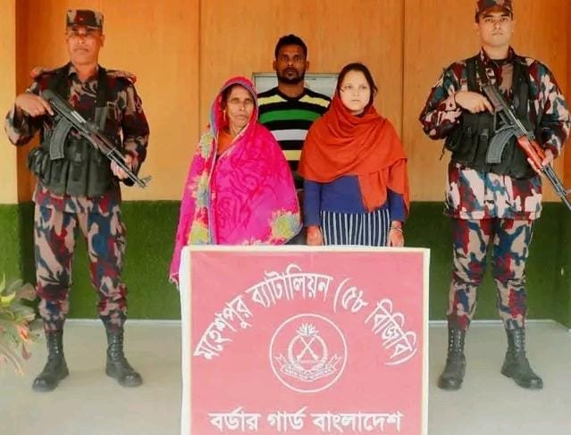 ঝিনাইদহের মহেশপুর সীমান্ত থেকে ৩ জন ভারতীয় নাগরিককে আটক করেছে বিজিবি। রবিবার (১৫ ডিসেম্বর) দুপুর সাড়ে ১২ টার দিকে উপজেলার ভারতীয় সীমান্তবর্তী নেপা ইউনিয়নের মাইলবাড়িয়া গ্রাম থেকে তাদের আটক করা হয়। আটককৃতরা হলেন, ভারতের উত্তর প্রদেশ জেলার শাহপুর থানার বাশারতপুর গ্রামের সারাদ এডবিনের মেয়ে জাউন কল্লবীন, পশ্চিমবঙ্গের নদীয়া জেলার হরিণঘাটা থানার সুবেন্দ্রপুর গ্রামের জগবন্ধুর মেয়ে কশৈল্লা সরকার ও শেহজানপুর জেলার ভান্ডা থানার রাড়–য়া গ্রামের রানু বার্মার ছেলে কাজল বার্মা। রোববার সন্ধ্যার দিকে বিজিবির এক ই-মেইল বার্তায় এ খবর জানানো হয়। ঘটনার সত্যতা নিশ্চিত করে মহশেপুর ৫৮ বিজিবির অধিনায়ক কর্ণেল আজিজুস শহীদ জানান, ‘গোপন সংবাদের ভিত্তিতে বিজিবি জানতে পারে সীমান্ত দিয়ে অবৈধ পথে মাইলবাড়িয়া গ্রামে তিন ভারতীয় নাগরিক প্রবেশ করেছে এবং ওই গ্রামেই অবস্থান করছে। খবর পেয়ে শ্যামকুড় বিওপির বিজিবি সদস্যরা অভিযান চালিয়ে তিন ভারতীয় নাগরিককে আটক করে।’
