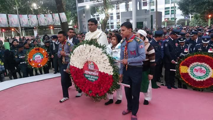 পঞ্চগড়ে ৫৪ তম মহান বিজয় দিবসের প্রথম প্রহরে সোমবার সূর্যোদয়ের সাথে সাথে কালেক্টর ভবন চত্তরে ৩১ বার তোপধ্বনির মাধ্যমে দিবসটি শুরু হয়।পরে জেলা প্রশাসক মো.সাবেত আলীর নেতৃত্বে মুক্তিযোদ্ধা চত্তরে পুষ্পস্তবক অর্পন করেন।পরে পুলিশ সুপার মোহাম্মদ মিজানুর রহমান মুন্সির নেতৃত্বে,মুক্তিযোদ্ধা সংসদ কমান্ডস ও একে একে বিভিন্ন সরকারি বেসরকারি প্রতিষ্ঠান, রাজনৈতিক দল ও অরাজনৈতিক সংগঠনগুলো পুষ্পস্তবক অর্পন করে। এ সময় শহিদ বীর মুক্তিযোদ্ধাদের বিদেহী আত্মার মাগফেরাত, বীর মুক্তিযোদ্ধা এবং যুদ্ধাহত মুক্তিযোদ্ধাদের সুস্বাস্থ্য এবং জাতির শান্তি, সমৃদ্ধি ও অগ্রগতি কামনা করে দোয়া অনুষ্ঠিত হয়।