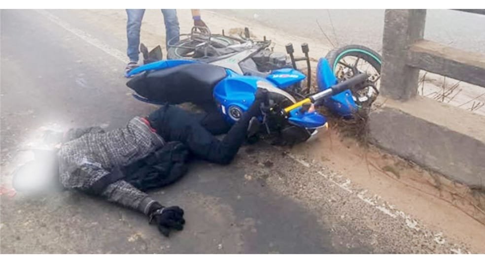 সখীপুর উপজেলায় পৃথক-পৃথক সড়ক দুর্ঘটনায় তিন জনের মৃত্যু হয়েছে। সোমবার সকাল ৭ টায় টাঙ্গাইলের সখীপুর উপজেলার বেড়বাড়ী, সকাল ৯ টায় সখীপুর থানার গেট সংলগ্ন এলাকায় এবং সকাল ১০ টায় কুতুবপুর এলাকায় তিনটি পৃথক সড়ক দুর্ঘটনা ঘটে।