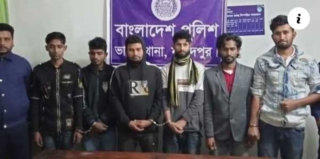 ফরিদপুরের ভাঙ্গায় এক তরুণীকে সংঘবদ্ধ ধর্ষণের পর জোরপূর্বক নগ্ন ভিডিও ধারণের অভিযোগে এক মেম্বারের ছেলেসহ ৬ যুবককে আটক করেছে পুলিশ। শুক্রবার গভীর রাতে উপজেলার চুমুরদী ইউনিয়নের বাবলাতলা গ্রাম থেকে তাদের আটক করা হয়। এ সময় মেম্বারের ছেলের মোবাইলে ধারণকৃত নগ্ন ভিডিওর ফুটেজ জব্দ করা হয়। অভিযুক্তদের পাশাপাশি ভুক্তভোগী তরুণীও বর্তমানে থানা পুলিশের হেফাজতে রয়েছেন।