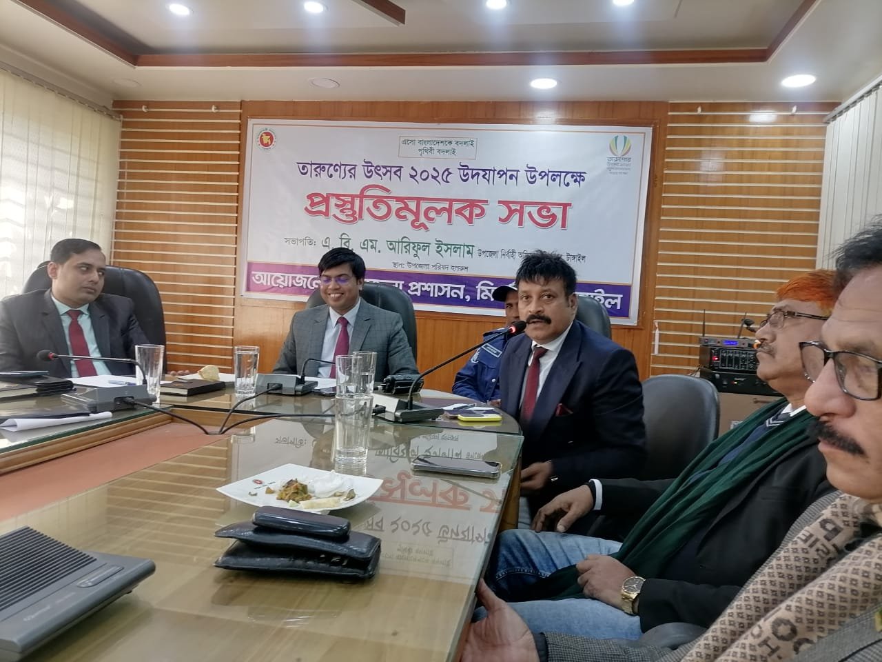 মির্জাপুর উপজেলা প্রশাসন কর্তৃক আয়োজিত তারুণ্যের উৎসব ২০২৫ উদযাপন উপলক্ষে প্রস্তুতিমূলক সভা, সভাপতিত্ব করেনঃ এ বি এম আরিফুল ইসলাম, (উপজেলা নির্বাহী অফিসার) উপস্থিত ছিলেনঃ সহকারী কমিশনার ভূমি, জনাব মাসুদুর রহমান, ভারপ্রাপ্ত কর্মকর্তা জনাব মোশারফ সাহেব, সহ সরকারি কর্মকর্তাবৃন্দ ইউনিয়ন পরিষদের চেয়ারম্যান মহোদয় রাজনৈতিক দলের নেতৃবৃন্দ ছাত্র নেতৃবৃন্দ সহ সাংবাদিকবৃন্দ,, তারুণ্যের আগামীর বাংলাদেশ সম্পর্কে দিক নির্দেশনা মূলক আলোচনা রাখছেনঃ মির্জাপুর পৌর বিএনপির সভাপতি, সাবেক ভিপি জনতার মেয়র জনাব মোঃ হযরত আলী মিঞা