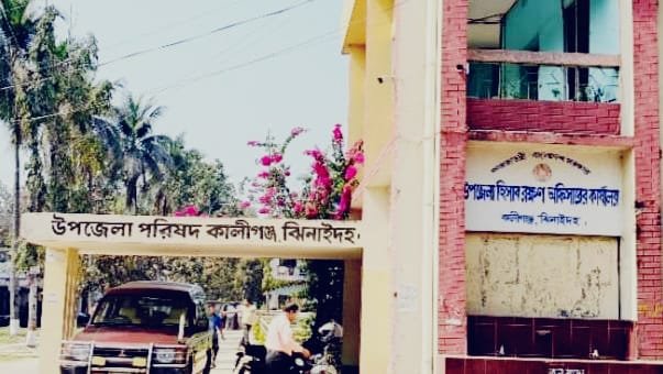 ঝিনাইদহের কালীগঞ্জ উপজেলার বারোবাজার এলাকায় বোরকা পরে ছুরি হাতে সন্ত্রাসী কর্মকাণ্ড চালানোর চেষ্টাকালে এক ব্যক্তিকে আটক করেছে পুলিশ। পুলিশ সূত্রে জানা গেছে, সোমবার (২৪ ফেব্রুয়ারি) দুপুরে বারোবাজার মাধ্যমিক বিদ্যালয়ের সামনে সন্দেহজনকভাবে ঘোরাফেরা করছিল এক ব্যক্তি।