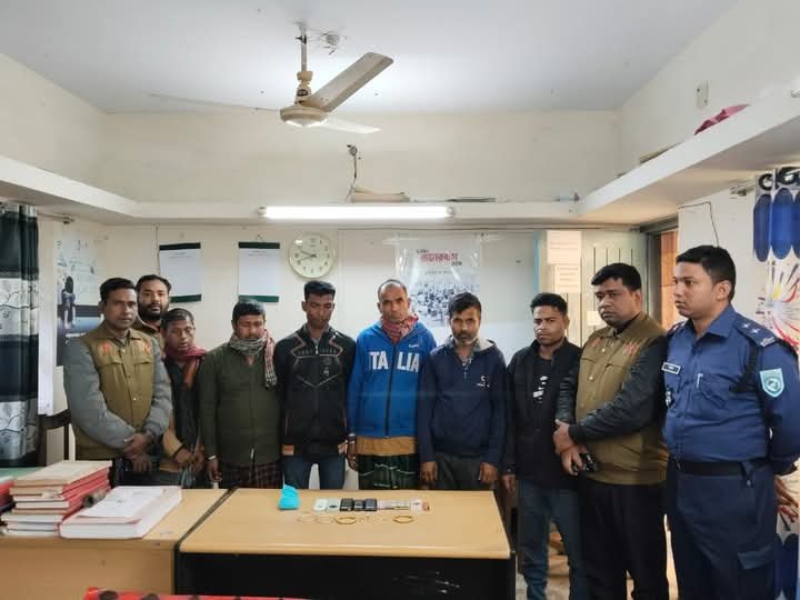 পঞ্চগড়ের তেতুলিয়া উপজেলায় রাতভর ডাকাত আতঙ্ক। পুলিশের সাথে রাতভর পাহাড়া দেন নিজ নিজ এলাকায় স্থানীয়রাও। এর মধ্যেও উপজেলায় ঘটে যায় দুইটি ডাকাতির ঘটনাও। দীর্ঘ সময় ধরে পুলিশের অভিযানে ভজনপুর এলাকা থেকে ডাকাত চক্রের সদস্যকে আটক করা হয়।
