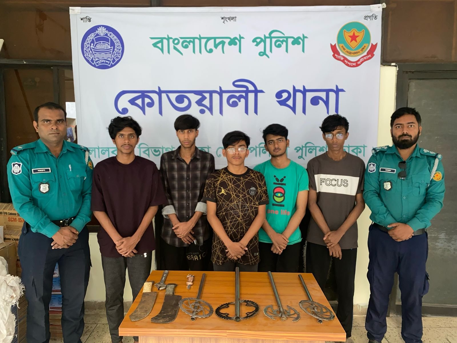 ডাকাতির প্রস্তুতিকালে ২টি ধারালো চাপাতি, ৪ টি দেশীয় তৈরী বিশেষ ধরণের অস্ত্র, ১টি সুইচ গিয়ার, ১টি স্টিলের লম্বা পুরাতন সেলাই রেঞ্জ উদ্ধারসহ ০৫ (পাঁচ) জন ডাকাত গ্রেফতার করে।