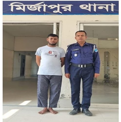 টাঙ্গাইলের মির্জাপুরে গোপনে নারী ক্রেতাদের ছবি মোবাইল ফোনে তুলে তা এডিট করে নগ্ন ছবিতে মুখমন্ডল ব্যবহারের অভিযোগে সোলাইমান মৃধা (২৫) নামে এক মুদি দোকানীকে গ্রেপ্তার করেছে থানা পুলিশ।