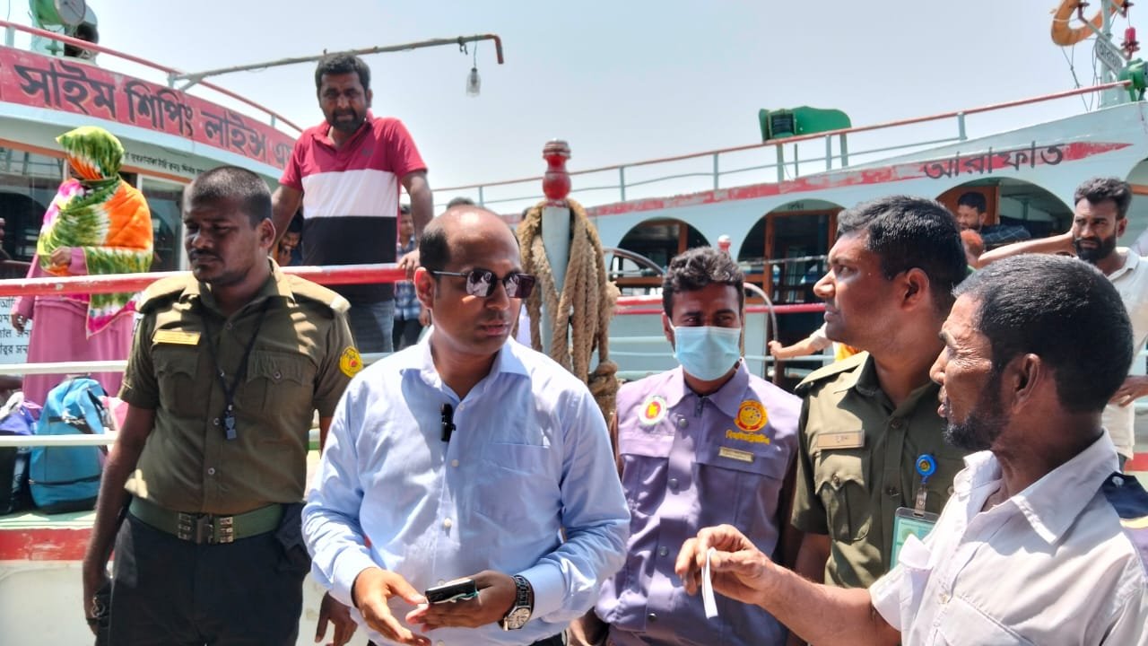 মানিকগঞ্জে অতিরিক্ত যাত্রী পরিবহনের দায়ে আওয়ামী লীগ নেতার লঞ্চসহ ৪ মালিককে জরিমানা