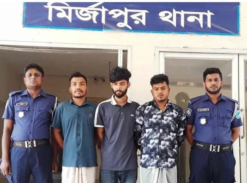 মির্জাপুরে ছাগলকাণ্ডে আসামির বাড়িতে অগ্নিসংযোগ-ভাঙচুর, গ্রেপ্তার ৩