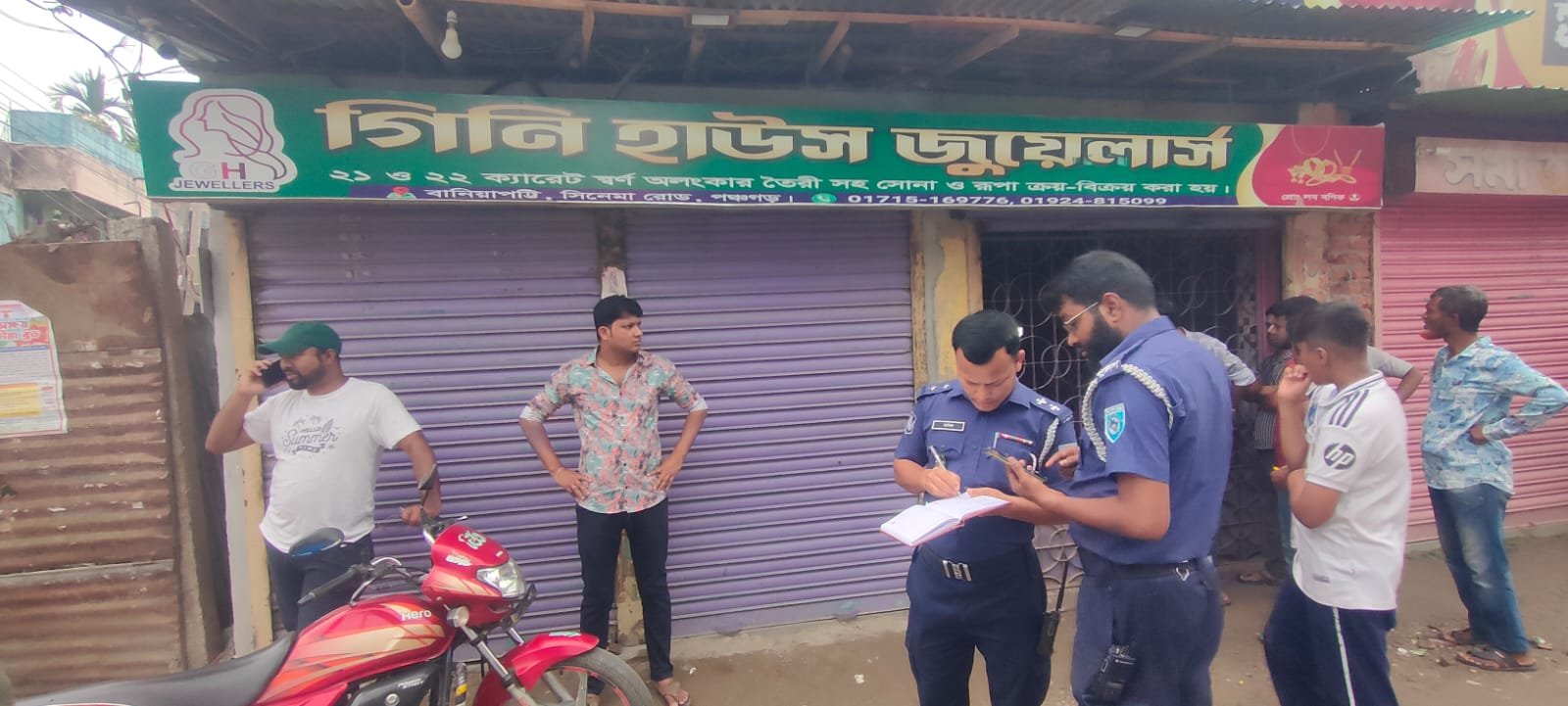 পঞ্চগড়ে জুয়েলারি দোকানের তালা ভেঙে ৫০ ভরি স্বর্ণালঙ্কার লুট