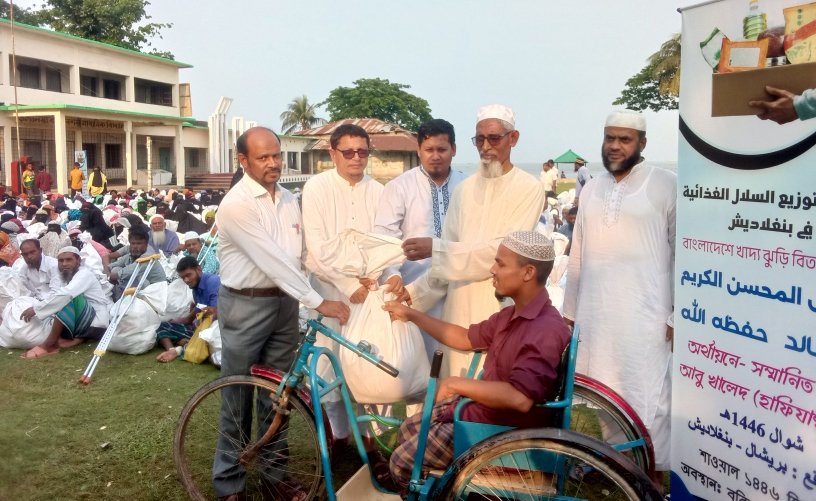 মেহেন্দিগঞ্জে ৪০০ অসহায় পরিবার পেল খাদ্য সহায়তা