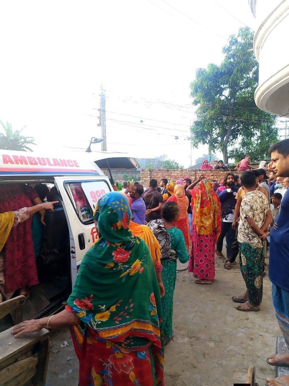 গাইবান্ধার পলাশবাড়ীতে ভুল চিকিৎসার কারণে পারভীন আক্তার পারুল বেগম (২৫) নামে এক প্রসূতি ও তার নবজাতকের মৃত্যু ঘটেছে। এ ঘটনার প্রতিবাদে রোগীর স্বজনেরা মা ক্লিনিক এন্ড নার্সিং হোমে ভাঙচুর ও অগ্নিসংযোগের চেষ্টা করেন। সামাজিক উত্তেজনা বৃদ্ধির কারণে ঘটনাস্থলে সেনাবাহিনী, পুলিশ ও ফায়ার সার্ভিসের পৃথক টিম পরিস্থিতি নিয়ন্ত্রণে আনে।