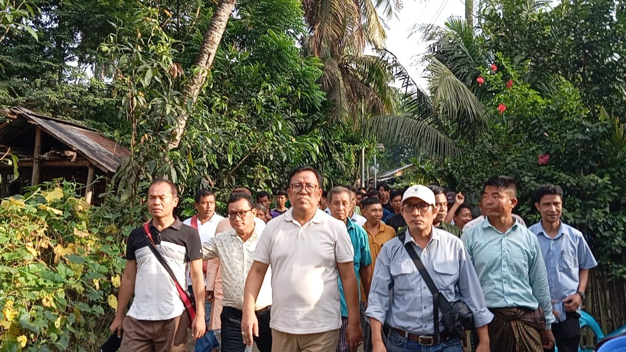 পলাশবাড়ী ৪ নং বরিশাল ইউনিয়নে জামায়াতে ইসলামী চেয়ারম্যান প্রার্থী আবু বক্কর সিদ্দিক জনগণের সামনে স্পষ্ট চ্যালেঞ্জ ছুড়ে দিয়েছেন। তিনি জানিয়েছেন, যদি তার বিরুদ্ধে ১ টাকার দূর্নীতি প্রমাণিত হয়, তবে তিনি নিজেই পদত্যাগ করবেন। প্রোগ্রামে উপস্থিত ছিলেন স্থানীয় নেতৃবৃন্দ ও জনসাধারণ...”