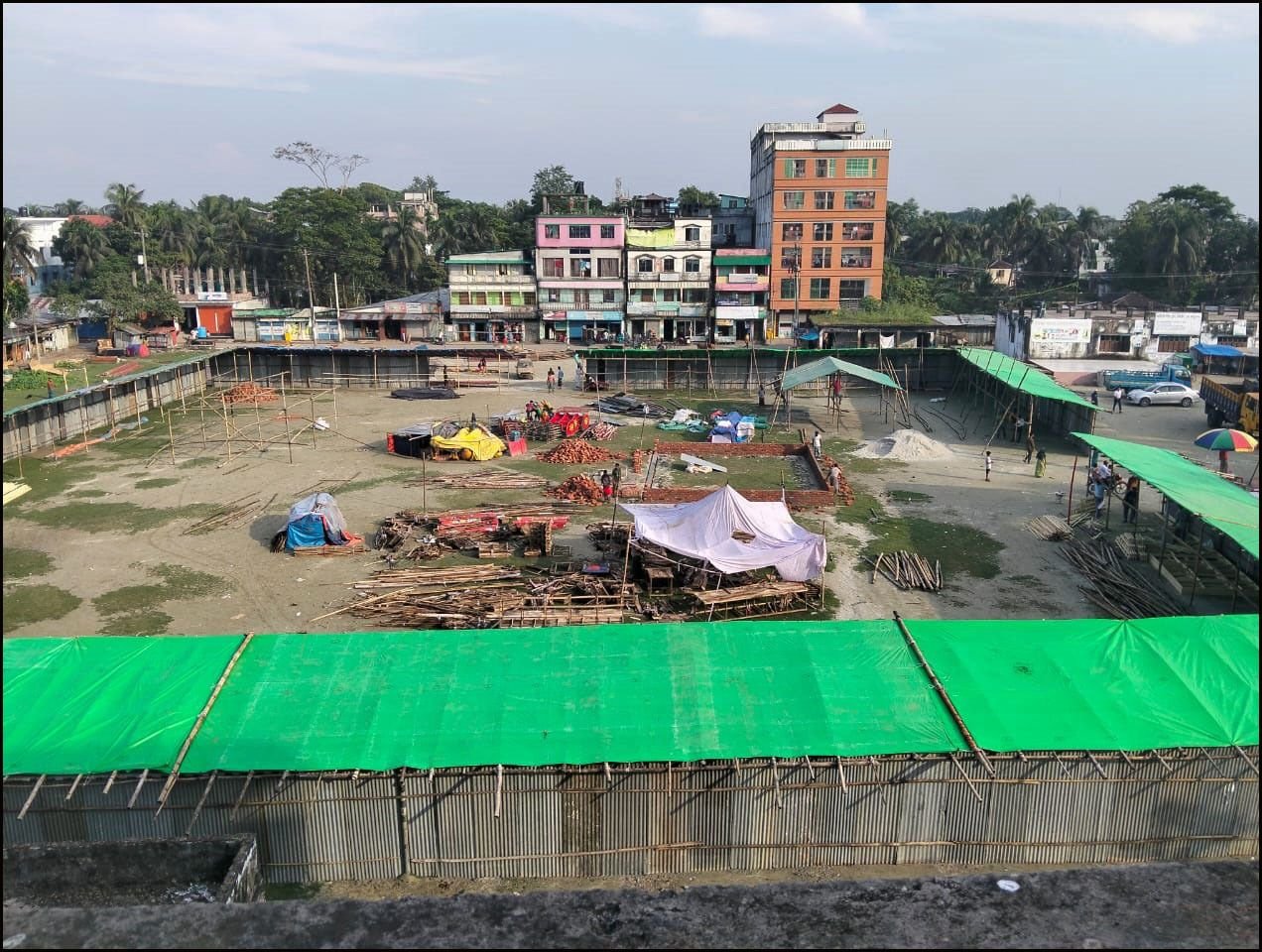 পটুয়াখালীর বাউফল উপজেলার পাবলিক মাঠে চলমান বাণিজ্য মেলা বন্ধ ও চালু রাখা নিয়ে দুই পক্ষের মধ্যে তীব্র উত্তেজনা দেখা দিয়েছে। একদিকে মেলা বন্ধের দাবি জানিয়ে স্থানীয় অভিভাবক, সামাজিক ও সাংস্কৃতিক সংগঠনগুলোর একাংশ প্রশাসনের কাছে লিখিত অভিযোগ দিয়েছে, অপরদিকে আয়োজক কমিটি মেলা চালু রাখার পক্ষে দৃঢ় অবস্থান নিয়েছে।