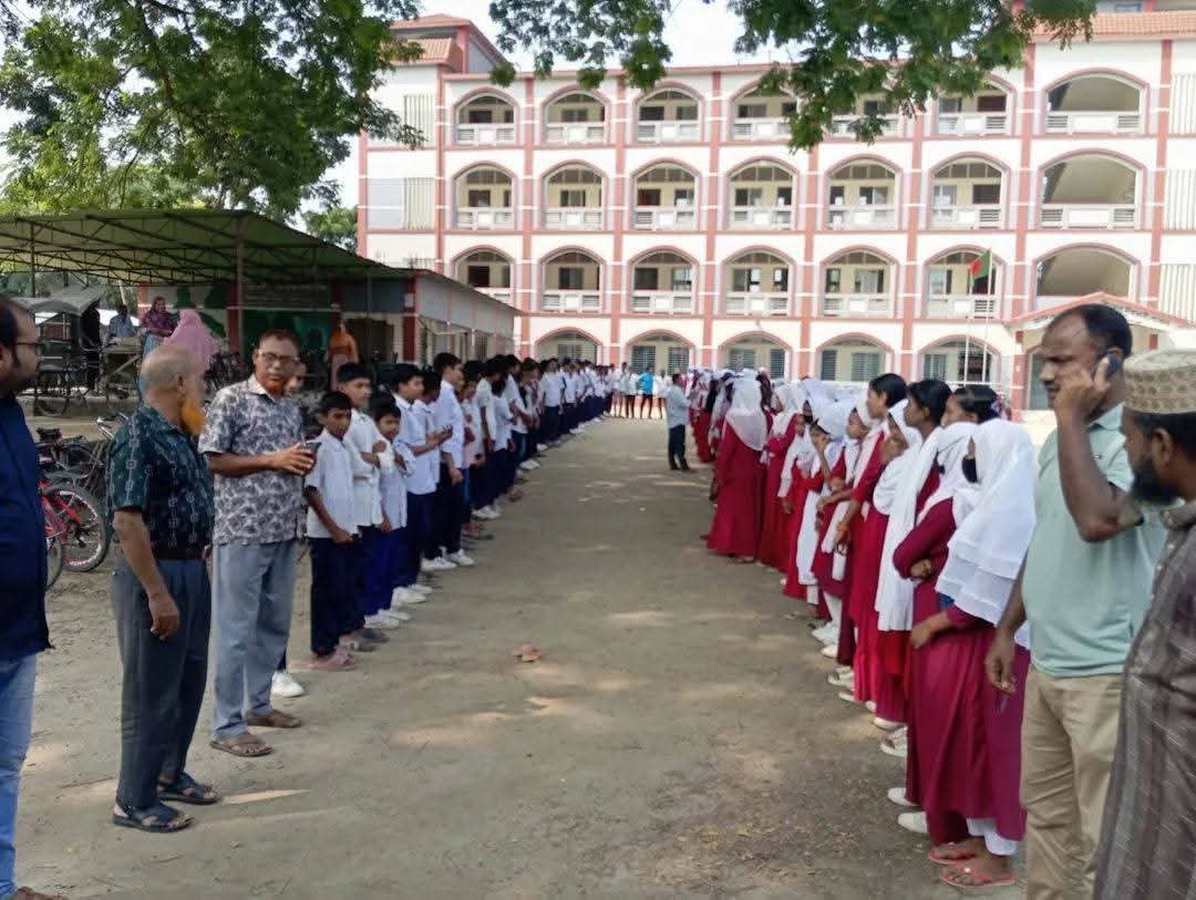 বিদ্যালয়ের নিরাপত্তা নিশ্চিতকল্পে ঈশ্বরদীতে মানববন্ধন