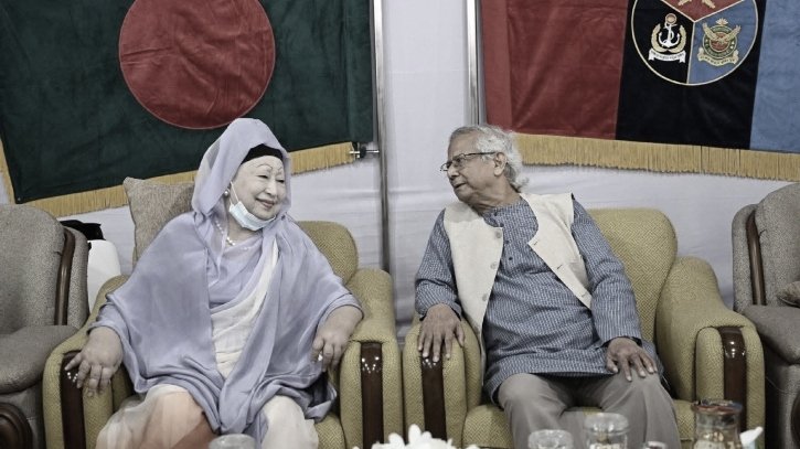 সাবেক প্রধানমন্ত্রী ও বিএনপি চেয়ারপারসন বেগম খালেদা জিয়ার মৃত্যুতে তিন দিনের রাষ্ট্রীয় শোক ঘোষণা করেছে অন্তর্বর্তী সরকার। মঙ্গলবার (৩০ ডিসেম্বর) জাতির উদ্দেশে দেওয়া ভাষণে এ কথা জানান প্রধান উপদেষ্টা প্রফেসর মুহাম্মদ ইউনূস।