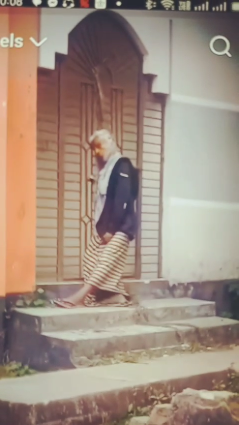 টাঙ্গাইলের মির্জাপুর উপজেলার দেওহাটা আলহাজ্ব জোনাব আলী বহুমুখী (এ.জে) উচ্চ বিদ্যালয়ের বহুতল ভবনের নিচতলা বারান্দা থেকে অজ্ঞাত পরিচয়ের আনুমানিক ৬৫ বছর বয়সী এক বৃদ্ধের ঝুলন্ত মরদেহ উদ্ধার করা হয়েছে।