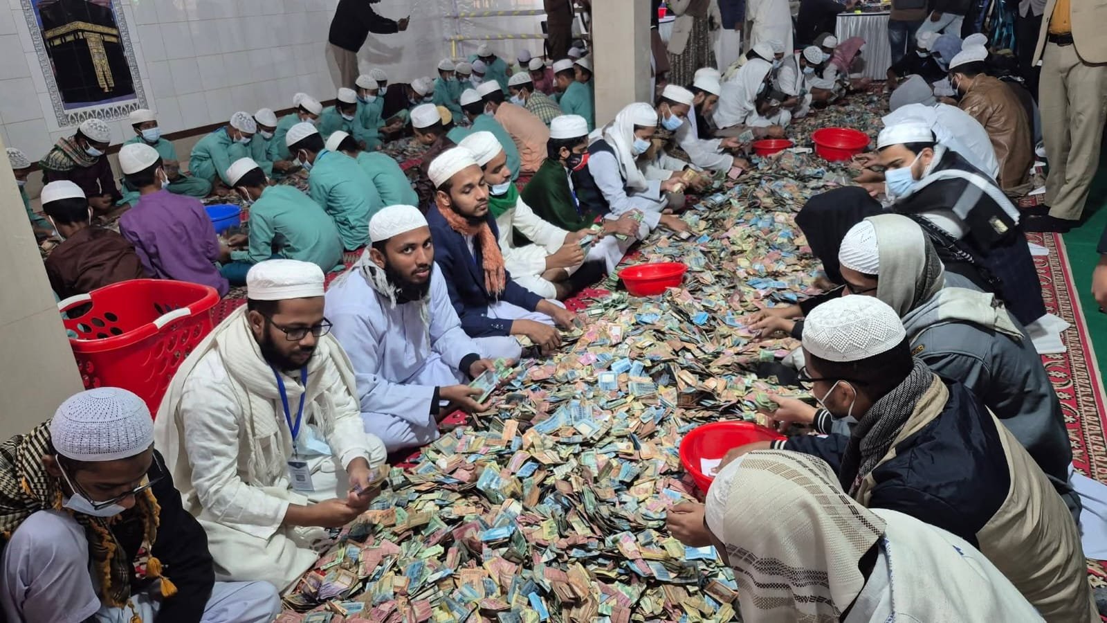 ইট–সুরকির গাঁথুনির চেয়েও শক্ত যার ভিত্তি, সেটি মানুষের অটুট বিশ্বাস। কিশোরগঞ্জের ঐতিহাসিক পাগলা মসজিদ আজ আর শুধু একটি উপাসনালয় নয়—এটি হয়ে উঠেছে মানুষের আশা, আকুতি আর নির্ভরতার এক অনন্য প্রতীক।