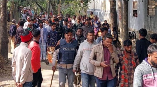 সিরাজগঞ্জের শাহজাদপুরে শিশুদের একটি তুচ্ছ ঝগড়াকে কেন্দ্র করে দুপক্ষের মধ্যে সংঘর্ষের ঘটনা ঘটেছে। এতে নারী–পুরুষসহ অন্তত ২০ জন আহত হয়েছেন। সংঘর্ষ চলাকালে কয়েকটি বাড়িঘরে ভাঙচুরের ঘটনাও ঘটে। রোববার (১১ জানুয়ারি) সকালে শাহজাদপুর উপজেলার পোতাজিয়া ইউনিয়নের চরাচিথুলিয়া গ্রামে এ ঘটনা ঘটে। সংঘর্ষে জড়ায় গ্রামের জিয়ারুল ফকির ও মাহফুজ সরকার পক্ষ।