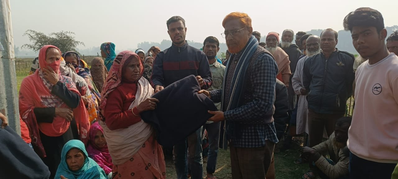 হিমেল বাতাস আর কুয়াশায় ঢাকা শীতের সকালে, যখন শীতার্ত মানুষের কষ্টে স্তব্ধ সুন্দরগঞ্জ—ঠিক তখনই উষ্ণতার বার্তা নিয়ে পাশে দাঁড়ালেন সুন্দরগঞ্জ পৌরসভার সাবেক মেয়র নুরুন্নবী প্রামানিক সাজু। গাইবান্ধার সুন্দরগঞ্জ পৌরসভার ৯টি ওয়ার্ডের প্রায় ৪০০ জন শীতার্ত, অসহায় ও দরিদ্র নারী-পুরুষের মাঝে শীতবস্ত্র বিতরণ করা হয়। সোমবার (১২ জানুয়ারি) সকাল ১১টায় পৌরবাজার সংলগ্ন তারাপুর ব্রিজের পাশে ৯ বিঘার ডাকবাংলা প্রাঙ্গণে এই মানবিক আয়োজন অনুষ্ঠিত হয়। এ সময় শীতের সঙ্গে লড়াই করা মানুষের হাতে তুলে দেওয়া হয় উষ্ণ কম্বল।