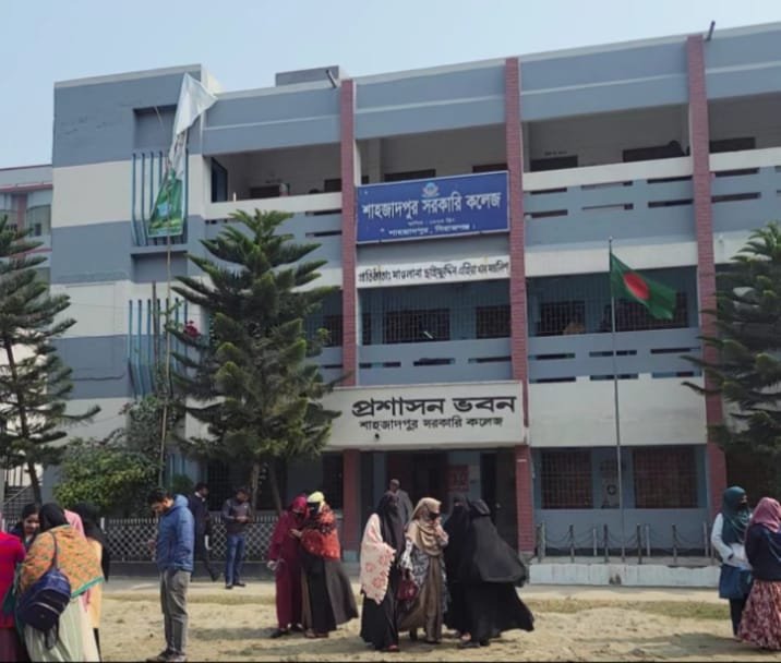 সিরাজগঞ্জের শাহজাদপুর সরকারি কলেজে শিক্ষার্থীদের উজ্জ্বল ভবিষ্যতের এক নতুন অধ্যায় শুরু হলো। ২০২৫–২৬ শিক্ষাবর্ষে সরকারি ও বেসরকারি মেডিকেল কলেজে ভর্তি ফল প্রকাশের পর জানা গেছে, কলেজ থেকে ৭ জন শিক্ষার্থী সরকারি মেডিকেলে ভর্তির সুযোগ পেয়েছেন।