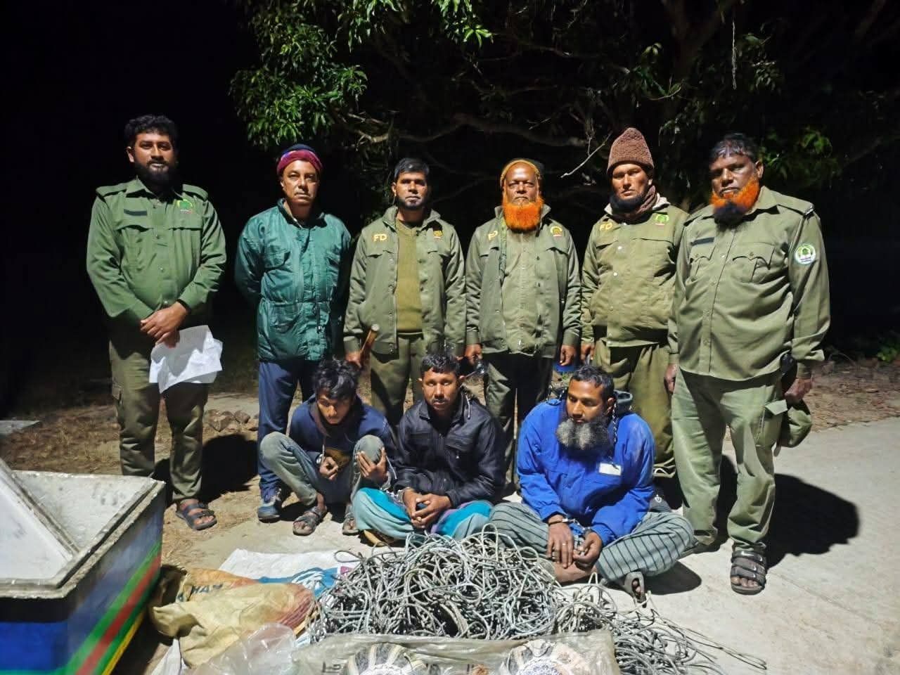 সুন্দরবনের কচিখালী এলাকায় বন বিভাগের একটি রাতের অভিযান নাটকীয় মোড় নিয়েছে। অভিযান চলাকালীন তিন কুখ্যাত হরিণ শিকারিকে আটক করেছে বনরক্ষীরা। তাদের কাছ থেকে জব্দ করা হয়েছে একটি ট্রলার, ৬০০ ফুট মালা ফাঁদ, একটি ককশিট এবং দুইটি ছুরি।