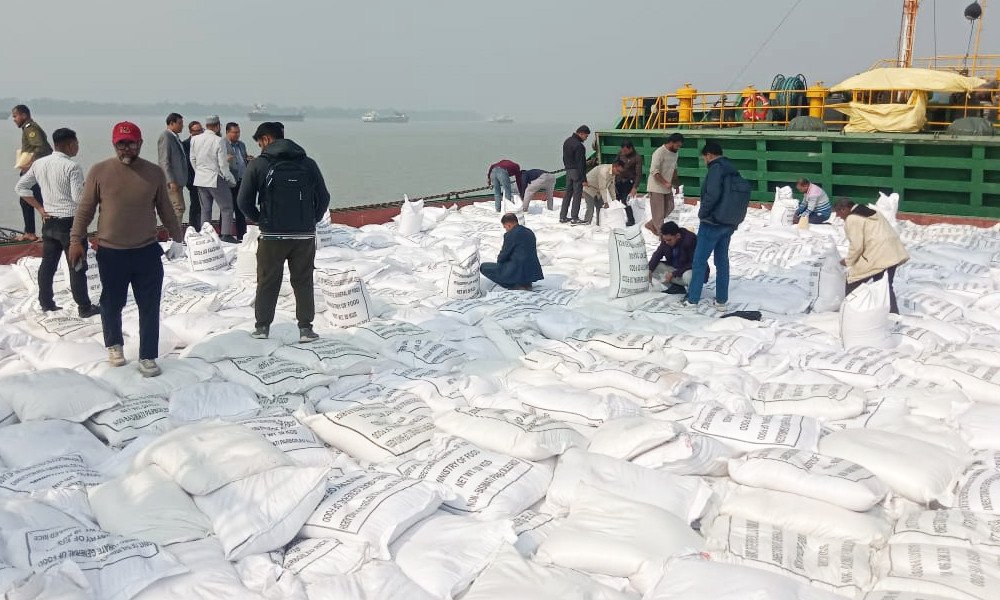 মোংলা বন্দরে ভারত থেকে ৫ হাজার মেট্রিক টন সিদ্ধ চাল পৌঁছেছে। মঙ্গলবার (১৩ জানুয়ারি) সন্ধ্যায় ভিয়েতনাম পতাকাবাহী ‘এমভি হং টার্ন’ নামের জাহাজটি মোংলা বন্দরে ভিড় করে। খাদ্য অধিদপ্তরের কর্মকর্তারা জানান, বৃহস্পতিবার (১৫ জানুয়ারি) সন্ধ্যা থেকে চাল খালাস ও পরিবহন কার্যক্রম শুরু হবে। খালাস প্রক্রিয়া শেষ হওয়ার পর চাল নদীপথে খুলনা ও বরিশাল বিভাগের বিভিন্ন জেলা ও উপজেলায় পৌঁছে যাবে। পুরো খালাসে ৪–৫ দিন সময় লাগবে।