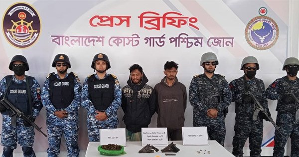 খুলনার বাগমারায় এক রুদ্ধশ্বাস যৌথ অভিযানে দুই শীর্ষ সন্ত্রাসীকে আটক করেছে কোস্ট গার্ড, নৌবাহিনী ও পুলিশ। 'অপারেশন ডেভিল হান্ট ফেজ-২' এর আওতায় পরিচালিত এই অভিযানে উদ্ধার করা হয়েছে বিদেশি রিভলভার, পিস্তল, তাজা গুলি এবং মাদক।