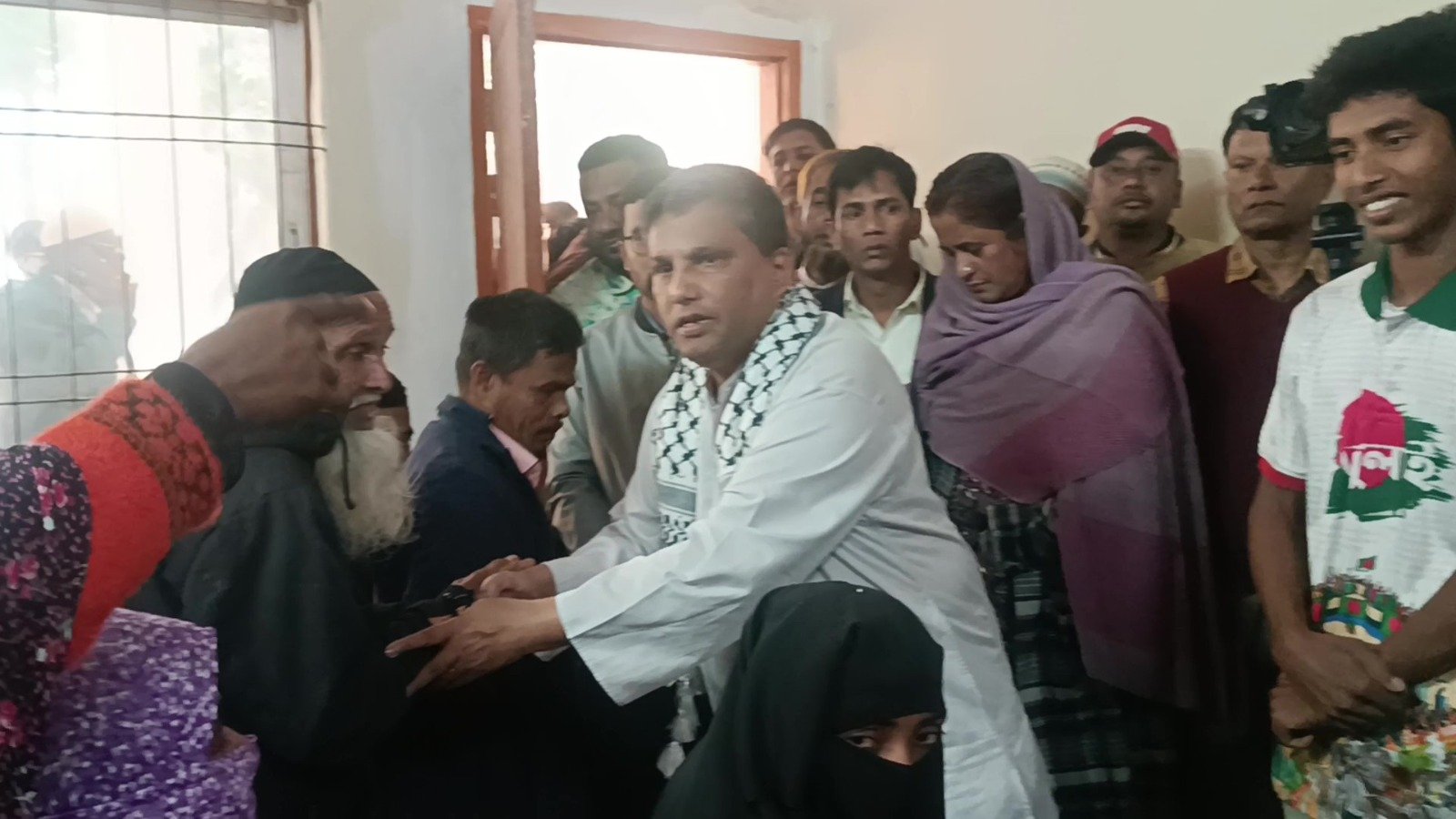 পঞ্চগড়ের ৫ শহীদ পরিবারের সাথে সাক্ষাৎ করে তাদের খোঁজখবর নিলেন বিএনপি নেতা ব্যারিস্টার নওশাদ জমির। তিনি বলেন, জুলাই বিপ্লবের শহীদদের রক্তের ঋণ শোধ করা সম্ভব নয়, তবে বিএনপি সবসময় তাদের পাশে থাকবে। এদিকে পঞ্চগড়-১ আসনে 'ধানের শীষ' প্রতীক নিয়ে নির্বাচনি লড়াইয়ে নামছেন নওশাদ জমির। আজ জেলা প্রশাসকের কার্যালয়ে প্রতীক বরাদ্দের মাধ্যমে জেলায় শুরু হলো ভোটের উৎসব!