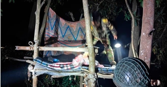 মেঘনার উত্তাল জলরাশি আর নির্জন চরাঞ্চল যখন অপরাধীদের অভয়ারণ্য হয়ে উঠছিল, ঠিক তখনই আঘাত হানল সেনাবাহিনী। মুন্সীগঞ্জের গজারিয়া উপজেলার দুর্গম গুয়াগাছিয়া ইউনিয়নে মঙ্গলবার দিবাগত মধ্যরাত থেকে ভোর পর্যন্ত এক শ্বাসরুদ্ধকর অভিযান চালিয়েছে ৯৯ কম্পোজিট ব্রিগেডের আওতাধীন গজারিয়া আর্মি ক্যাম্প। অভিযানে কুখ্যাত নৌ-ডাকাত ‘নয়ন-পিয়াস’ বাহিনীর একটি গোপন আস্তানা ও বিশেষ ওয়াচ টাওয়ারের সন্ধান মিলেছে, উদ্ধার করা হয়েছে ৩ রাউন্ড তাজা গুলি।