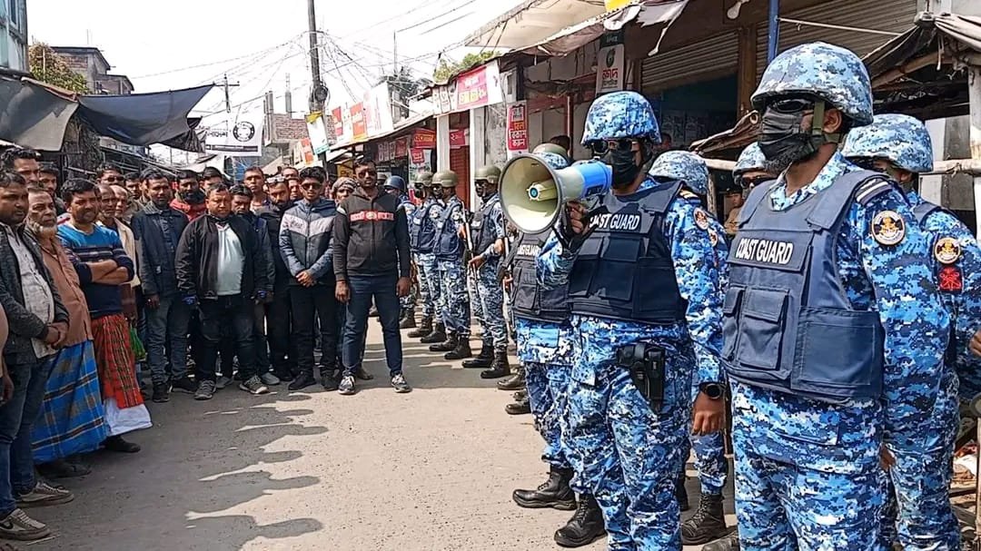 আসন্ন ত্রয়োদশ জাতীয় সংসদ নির্বাচন ও গণভোটকে কেন্দ্র করে মোংলা ও সুন্দরবন উপকূলীয় অঞ্চলের নদ-নদীতে নিরাপত্তা বলয় গড়ে তুলেছে বাংলাদেশ কোস্টগার্ড। নির্বাচনের মাঠকে কণ্টকমুক্ত রাখতে এবং সাধারণ মানুষের ভোটাধিকার নিশ্চিত করতে সোমবার (২ ফেব্রুয়ারি) সকাল থেকেই স্ট্রাইকিং ফোর্স হিসেবে বিশেষ টহল শুরু করেছে এই বাহিনীর সদস্যরা।