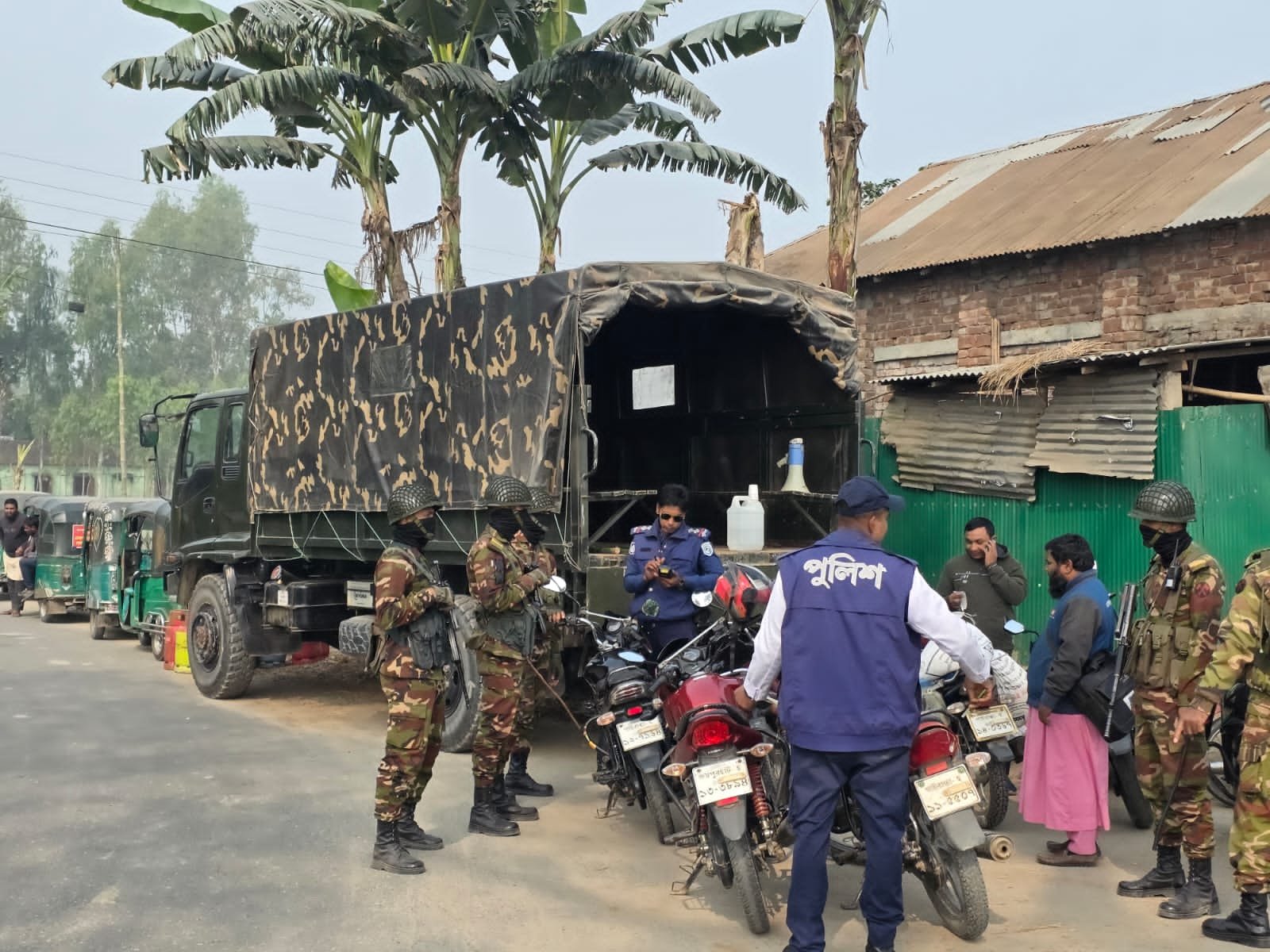 আইনশৃঙ্খলা পরিস্থিতি কঠোর নিয়ন্ত্রণে রাখতে এবং আসন্ন নির্বাচনকে সামনে রেখে গাইবান্ধার সুন্দরগঞ্জে রণপ্রস্তুতি শুরু করেছে যৌথবাহিনী। সোমবার (২ ফেব্রুয়ারি) সকাল থেকে দুপুর পর্যন্ত উপজেলার গুরুত্বপূর্ণ পয়েন্টগুলোতে সেনাবাহিনীর নেতৃত্বে পরিচালিত অভিযানে ২০টিরও বেশি মামলা এবং লক্ষাধিক টাকা জরিমানা আদায় করা হয়েছে।