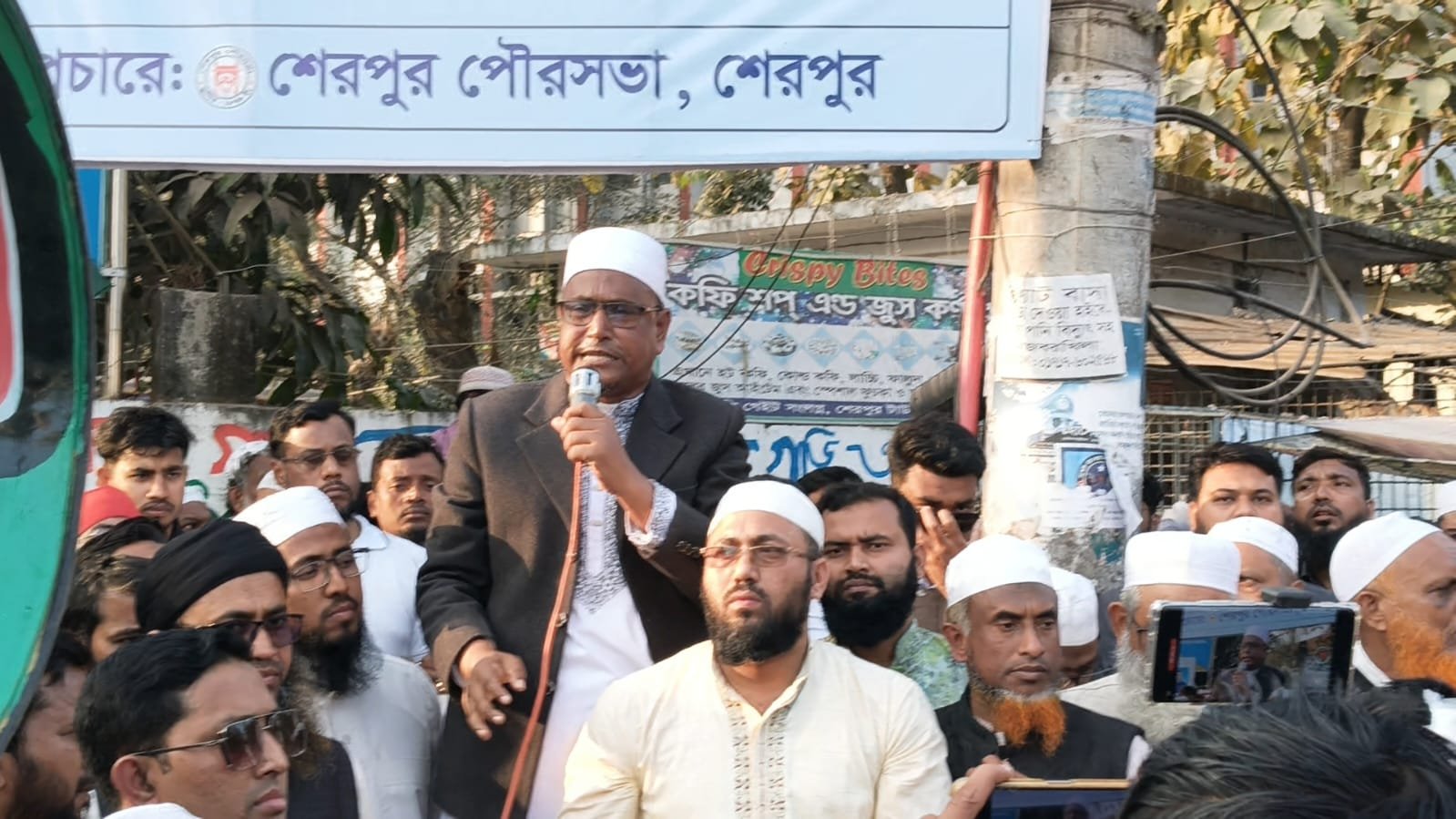 শেরপুর জেলার রাজনৈতিক অঙ্গনে নেমে এসেছে গভীর শোকের ছায়া। জামায়াতে ইসলামীর শেরপুর জেলা শাখার অত্যন্ত প্রিয় মুখ, জেলা সেক্রেটারি এবং শেরপুর-৩ (শ্রীবরদী–ঝিনাইগাতী) সংসদীয় আসনের মনোনীত প্রার্থী আলহাজ্ব নুরুজ্জামান বাদল আর নেই। মঙ্গলবার (৩ ফেব্রুয়ারি) দিবাগত রাত আনুমানিক ৩টার দিকে ৫১ বছর বয়সে তিনি শেষ নিঃশ্বাস ত্যাগ করেন (ইন্না লিল্লাহি ওয়া ইন্না ইলাইহি রাজিউন)।