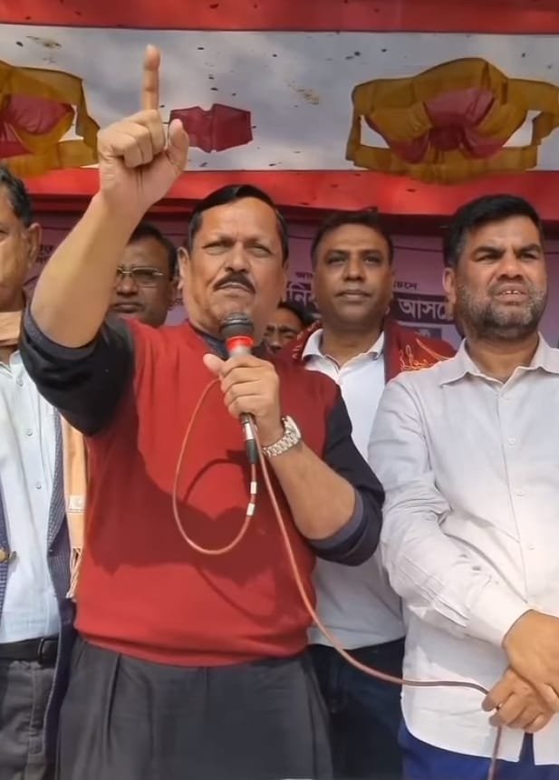 মানিকগঞ্জের রাজনৈতিক অঙ্গনে বইছে উত্তপ্ত হাওয়া। মানিকগঞ্জ-১ (দৌলতপুর-ঘিওর-শিবালয়) আসনের নির্বাচনী লড়াইয়ে এবার ভিন্ন মাত্রা যোগ করলেন বিএনপির মনোনীত প্রার্থী ও কেন্দ্রীয় নেতা এস.এ জিন্নাহ কবির। ধানের শীষের প্রচারণায় নেমে তিনি কেবল ভোটের আবদারই করেননি, বরং মিত্রশক্তি জামায়াত ইসলামের বিরুদ্ধে তুলেছেন নির্বাচন বানচালের গুরুতর অভিযোগ।