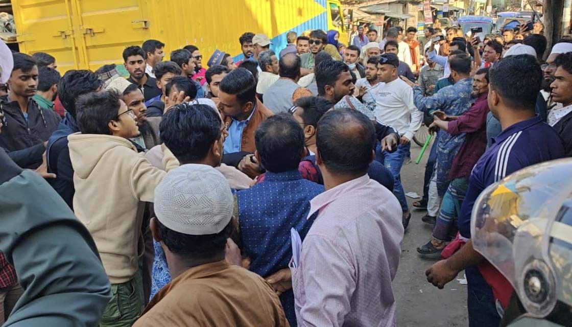 পটুয়াখালীর বাউফল উপজেলায় নির্বাচনী প্রচারণাকে কেন্দ্র করে বিএনপি ও জামায়াতে ইসলামীর নেতা-কর্মীদের মধ্যে এক ভয়াবহ সংঘর্ষের ঘটনা ঘটেছে। এতে নারীসহ অন্তত ৫০ জন আহত হয়েছেন। রোববার (৮ ফেব্রুয়ারি, ২০২৬) দুপুরে উপজেলার চন্দ্রদ্বীপ ইউনিয়নের ভান্ডারিয়া বাজারে এই রক্তক্ষয়ী সংঘাত ঘটে।