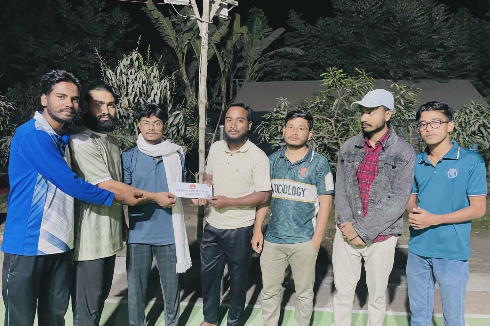 একুশ মানেই মাথা নত না করা, একুশ মানেই অধিকার আদায়ের দীপ্ত শপথ। কিন্তু এবার সিরাজগঞ্জের শাহজাদপুরে রবীন্দ্র বিশ্ববিদ্যালয়ের শিক্ষার্থীরা প্রমাণ করলেন—একুশ মানে বিপদে মানুষের পাশে দাঁড়ানো এবং সহমর্মিতার হাত বাড়িয়ে দেওয়াও।