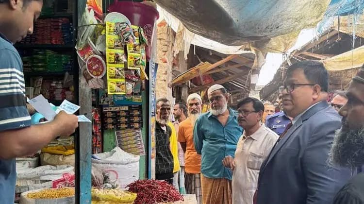 রমজান এলেই সবচেয়ে বেশি চাপে পড়ে দেশের মধ্যবিত্ত পরিবারগুলো। বিশেষ করে একজন বাবার জন্য বাজার করা তখন সবচেয়ে কঠিন কাজ হয়ে দাঁড়ায়।