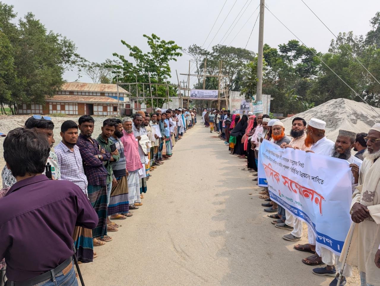 পটুয়াখালীর বাউফল উপজেলার বিচ্ছিন্ন জনপদ চন্দ্রদ্বীপ ইউনিয়ন। যেখানে নদী আর মাটির সাথে যুদ্ধ করে বেঁচে থাকে হাজারো মানুষ। কিন্তু সেই জনপদে এখন প্রকৃতির চেয়েও বড় আতঙ্ক হয়ে দাঁড়িয়েছে ‘চাঁদাবাজি ও সন্ত্রাস’। বিশেষ করে তরমুজের এই মৌসুমে সাধারণ চাষীদের পিঠ দেওয়ালে ঠেকে গেছে। এর থেকে পরিত্রাণ পেতে এবং এলাকায় আইনশৃঙ্খলা পরিস্থিতির উন্নয়নের দাবিতে আজ মঙ্গলবার বেলা ১১টায় স্থানীয় খেয়াঘাট এলাকায় বিশাল মানববন্ধন ও সংবাদ সম্মেলন করেছেন কয়েকশ ভুক্তভোগী নারী-পুরুষ।