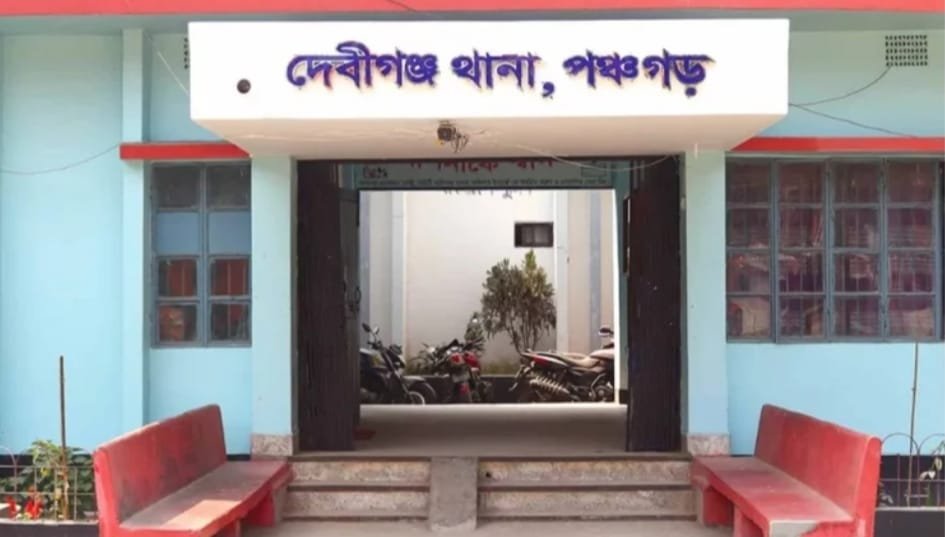 পঞ্চগড়ের দেবীগঞ্জে এক প্রবাসীর স্ত্রীর রহস্যজনক মৃত্যুকে কেন্দ্র করে এলাকায় ব্যাপক চাঞ্চল্য ও শোকের ছায়া নেমে এসেছে। উপজেলার সোনাহার মল্লিকাদহ ইউনিয়নের মোল্লাপাড়া গ্রামে মঙ্গলবার (৩ মার্চ) সকালে ২৩ বছর বয়সী গৃহবধূ রিংকির ঝুলন্ত মরদেহ উদ্ধার করেছে পুলিশ। নিহত রিংকি নোয়াখালীর সোনাইমুড়ী এলাকার বাসিন্দা ছিলেন।