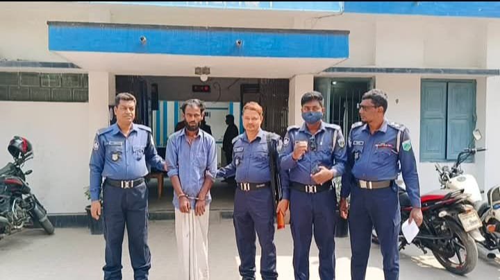 এই ঘটনায় ভুক্তভোগী গৃহবধূ বাদী হয়ে শাহজাদপুর থানায় একটি ধর্ষণ মামলা দায়ের করেছেন। পুলিশ ভুক্তভোগীকে ডাক্তারি পরীক্ষার জন্য হাসপাতালে পাঠিয়েছে। গ্রেপ্তারকৃত আসামিকে আদালতের মাধ্যমে জেলহাজতে পাঠানোর প্রক্রিয়া চলমান রয়েছে।