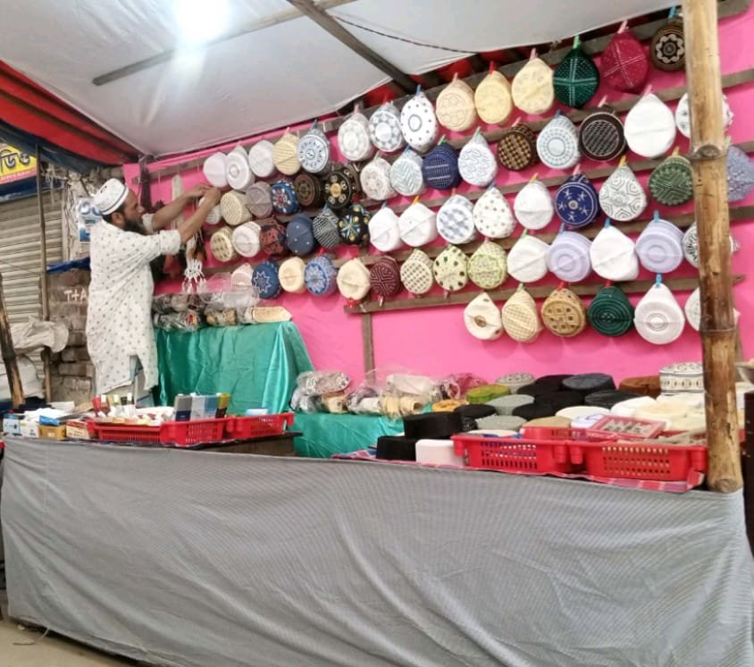 পবিত্র ঈদুল ফিতরকে সামনে রেখে সিরাজগঞ্জের শাহজাদপুরে জমে উঠেছে আতর, টুপি ও জায়নামাজের বেচাকেনা। ঈদের মূল পোশাক কেনা শেষ করে ক্রেতারা এখন ভিড় করছেন সুগন্ধি আর ধর্মীয় অনুষঙ্গের দোকানগুলোতে।