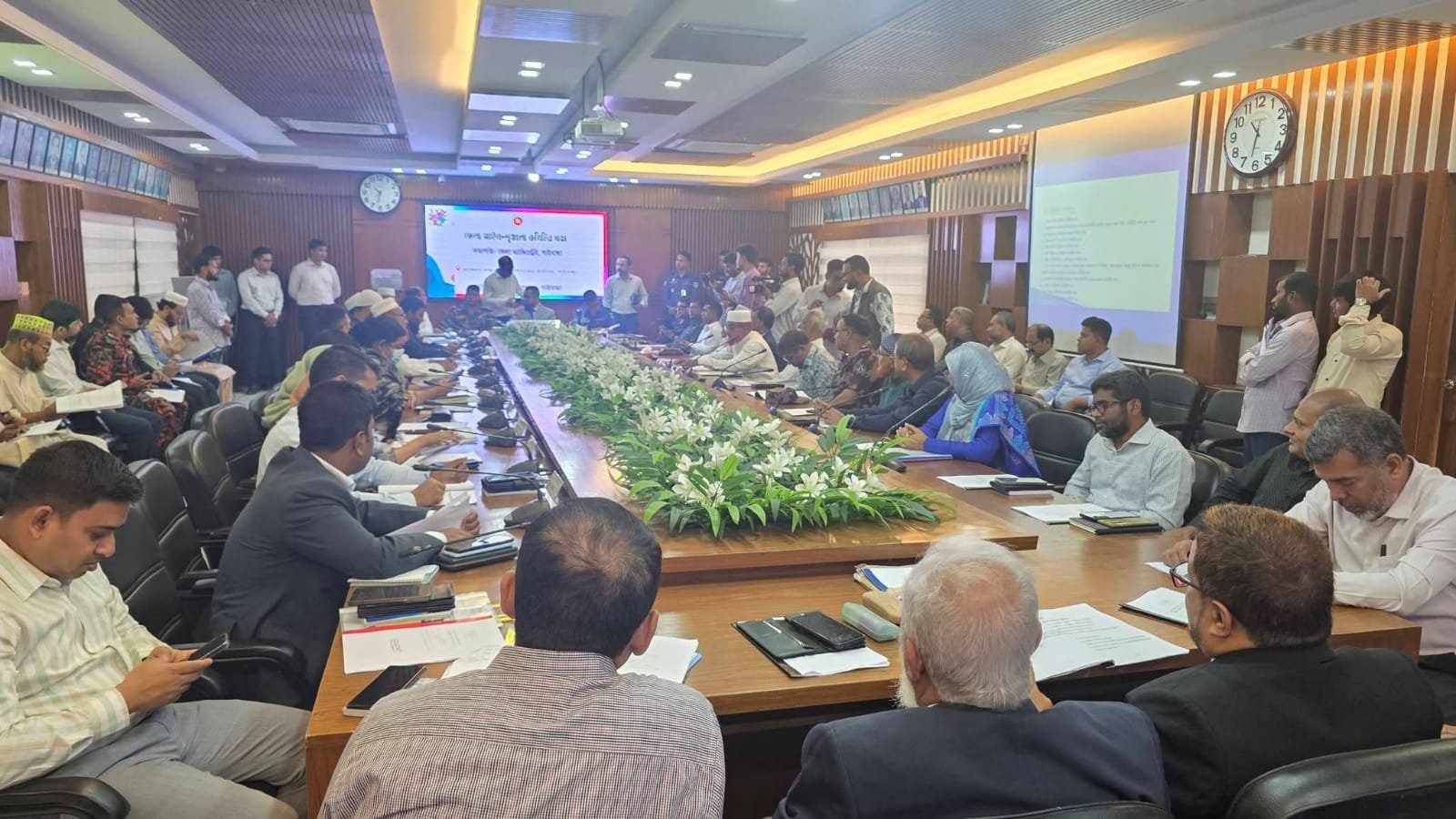 গাইবান্ধা প্রতিনিধি, শাহিন মিয়া: শান্ত ও নিরাপদ গাইবান্ধা গড়তে জেলাজুড়ে অপরাধ দমনে ‘জিরো টলারেন্স’ নীতি ঘোষণা করেছেন জেলার পাঁচজন সংসদ সদস্য। আজ জেলা প্রশাসক মাসুদুর রহমান মোল্লার সভাপতিত্বে অনুষ্ঠিত জেলা আইনশৃঙ্খলা কমিটির এক গুরুত্বপূর্ণ সভায় এই কঠোর বার্তা দেওয়া হয়।