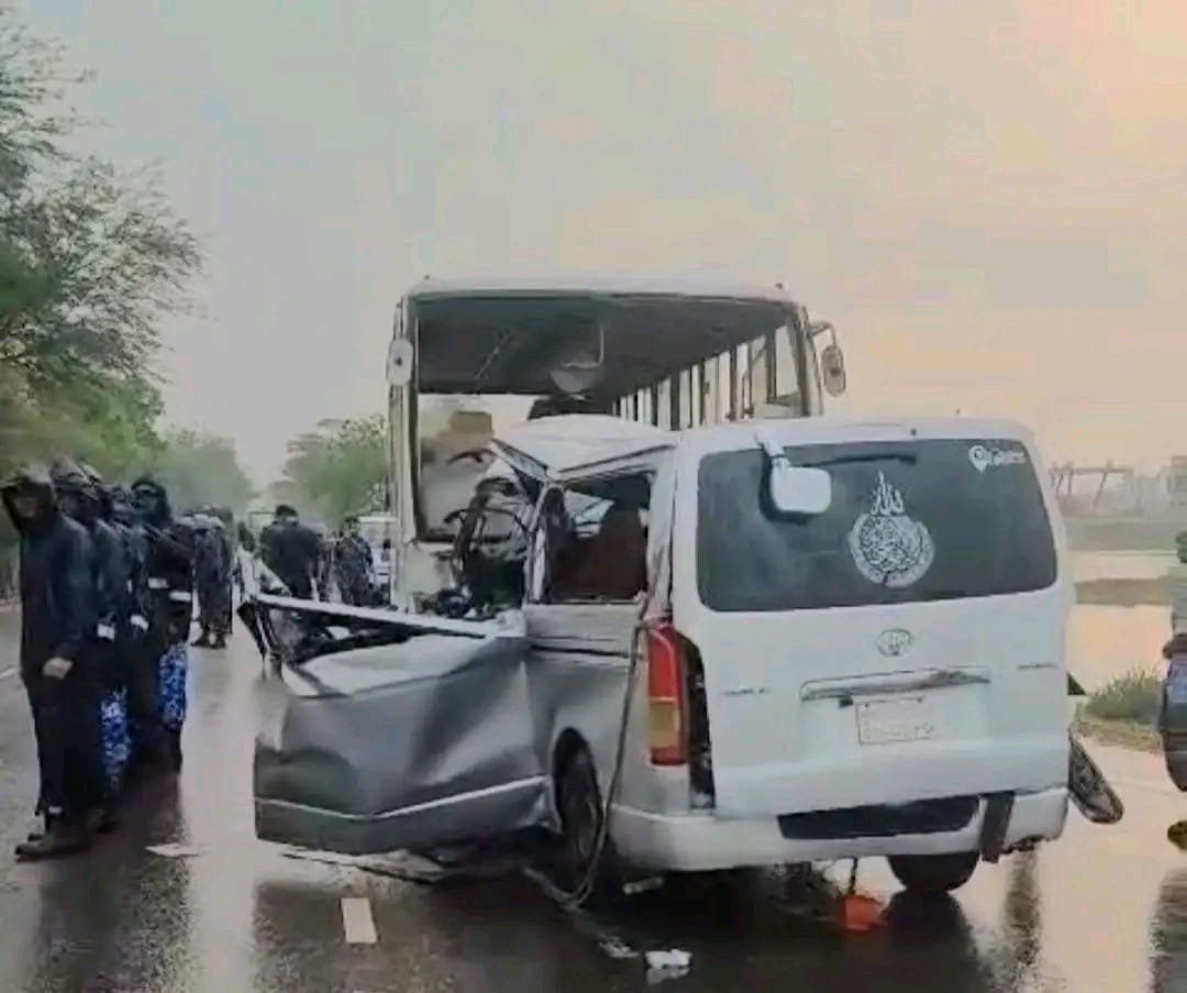 বাগেরহাটের খুলনা–মোংলা মহাসড়কে বাংলাদেশ নৌবাহিনীর একটি বাস ও যাত্রীবাহী মাইক্রোবাসের মুখোমুখি সংঘর্ষে অন্তত ১২ জন নিহত হয়েছেন। নিহতদের মধ্যে দুই শিশু রয়েছে। এ ঘটনায় আরও কয়েকজন গুরুতর আহত হয়েছেন।