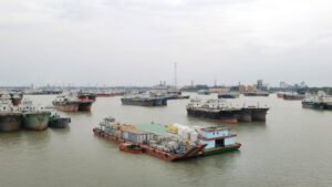 মোংলা বন্দরে তেলের সংকটে লাইটার জাহাজ অচল