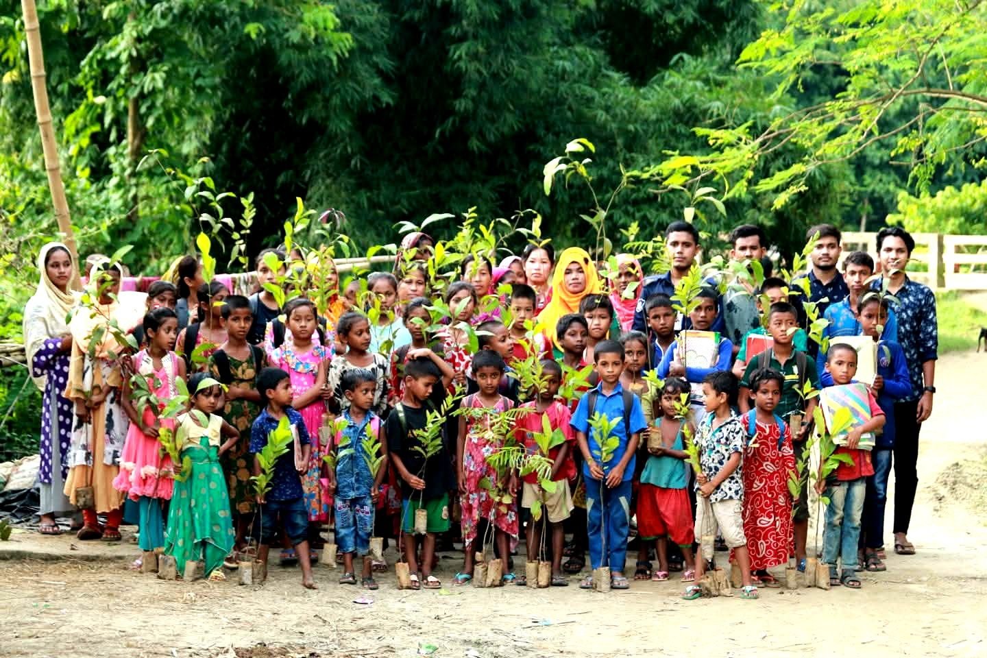 ঢাকার পলাশীর মোড়। ব্যস্ত শহরের কোলাহলের মাঝেই ফুটপাতের খোলা আকাশের নিচে বসবাস করছে বেশ কয়েকটি ছিন্নমূল পরিবার। সেই পরিবারগুলোর শিশুদের অনেকেই কখনো স্কুলের মুখ দেখেনি। দারিদ্র্য, অশিক্ষা আর অনিশ্চিত ভবিষ্যৎ তাদের জীবনের নিত্যসঙ্গী।