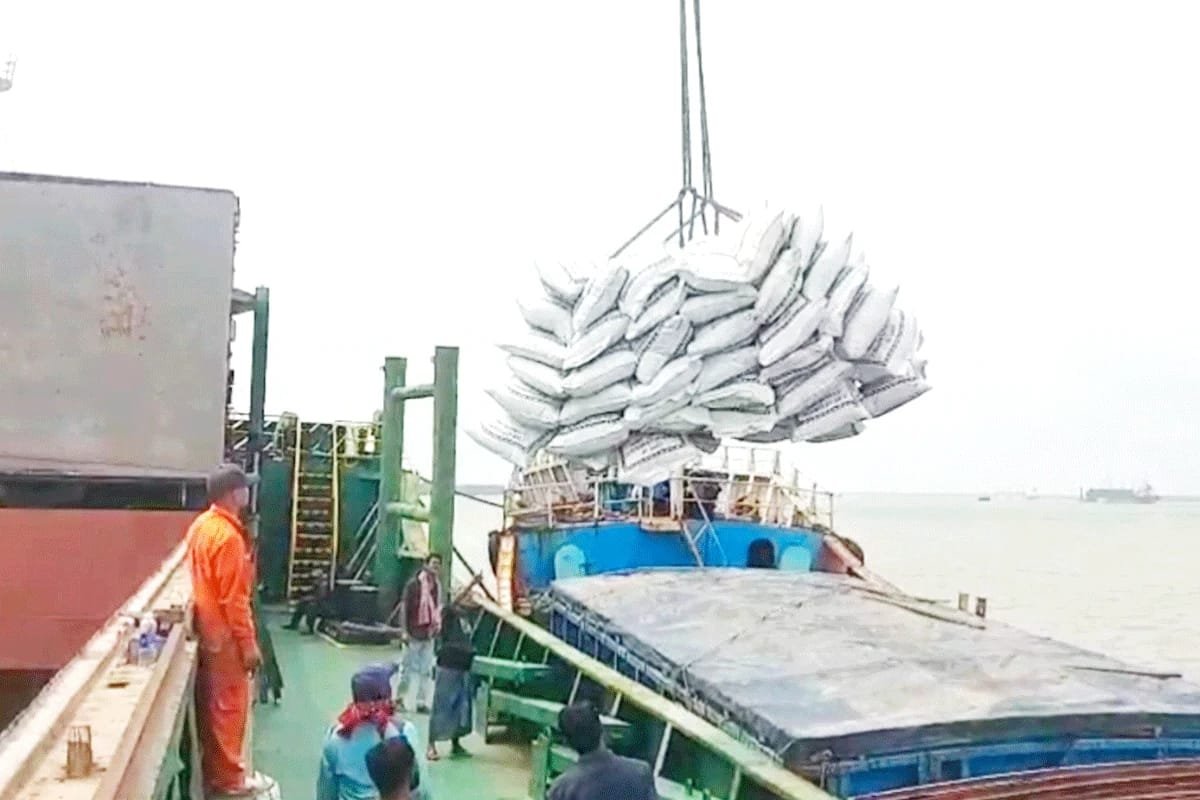 ভারত থেকে আমদানিকৃত ১৬ হাজার মেট্রিক টন চাল নিয়ে দুটি বিদেশি জাহাজ ভিড়েছে মোংলা বন্দর-এ। আন্তর্জাতিক উন্মুক্ত দরপত্রের মাধ্যমে সরকারিভাবে আমদানি করা এই চাল রোববার (১৫ মার্চ) সকাল থেকে খালাসের কাজ শুরু হয়েছে।